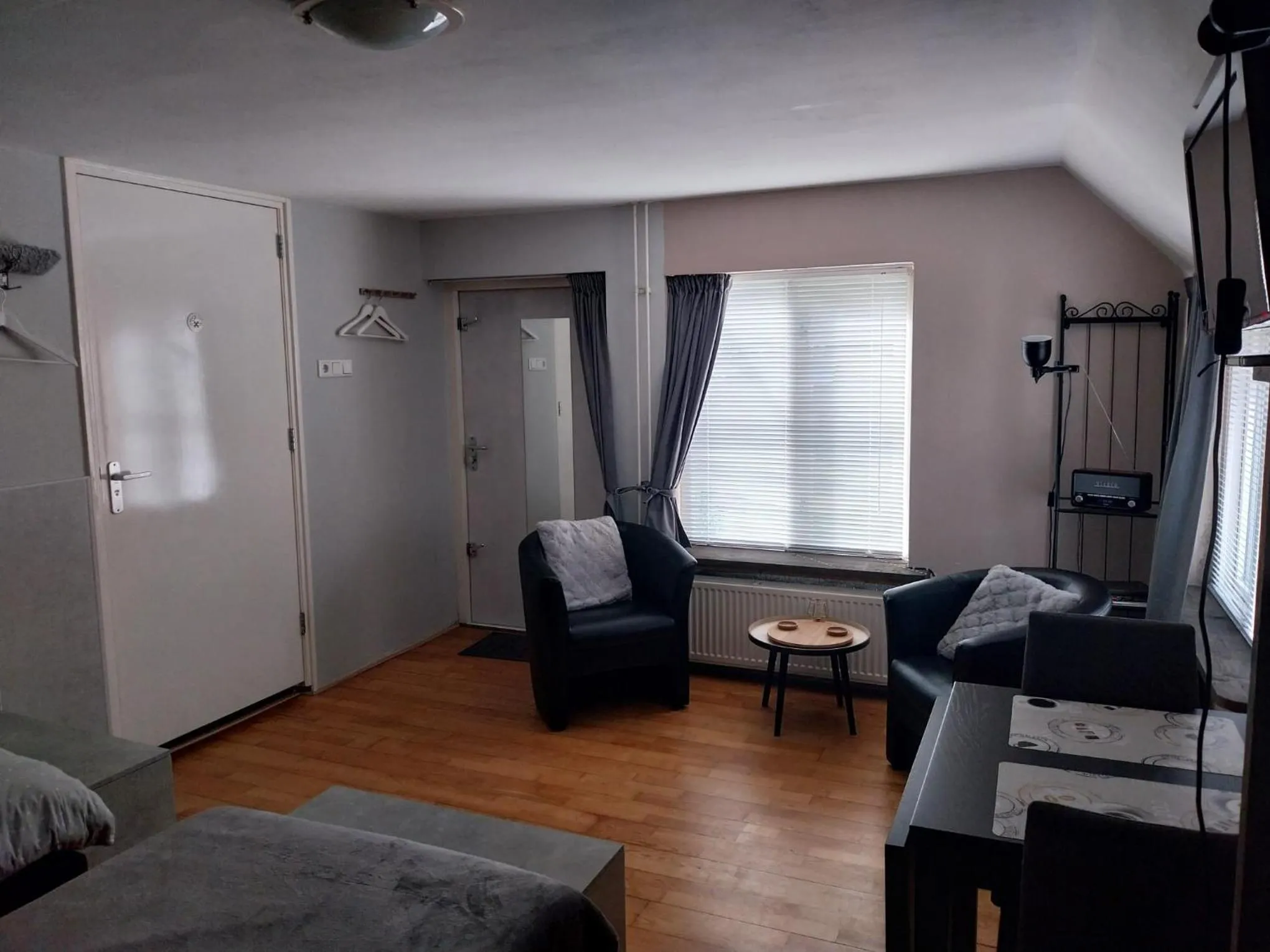 Photo of the whole room, Bed in De Posthoorn