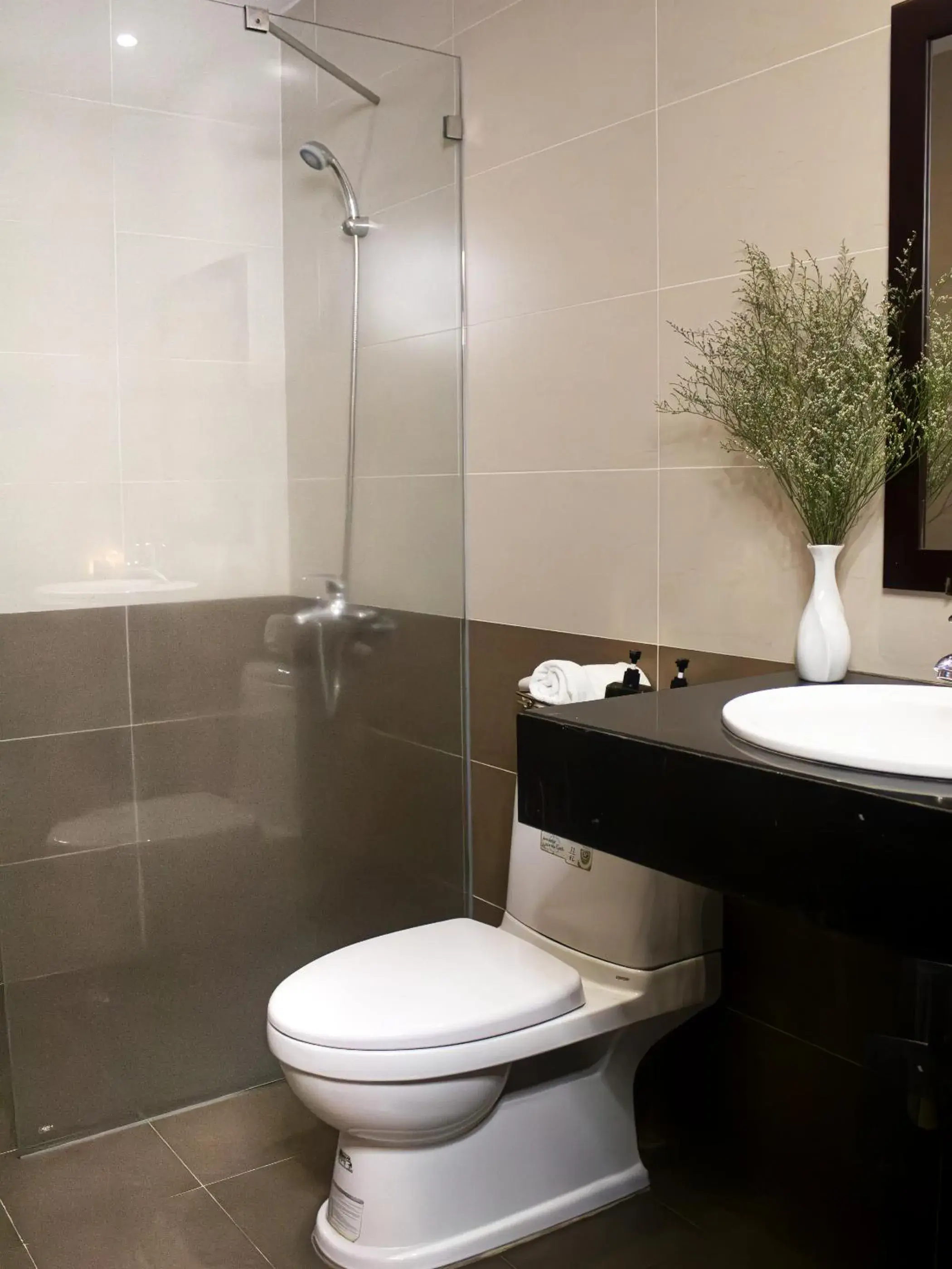 Toilet in Sunview Beach Hotel Danang Toilet in Sunview Beach Hotel Danang