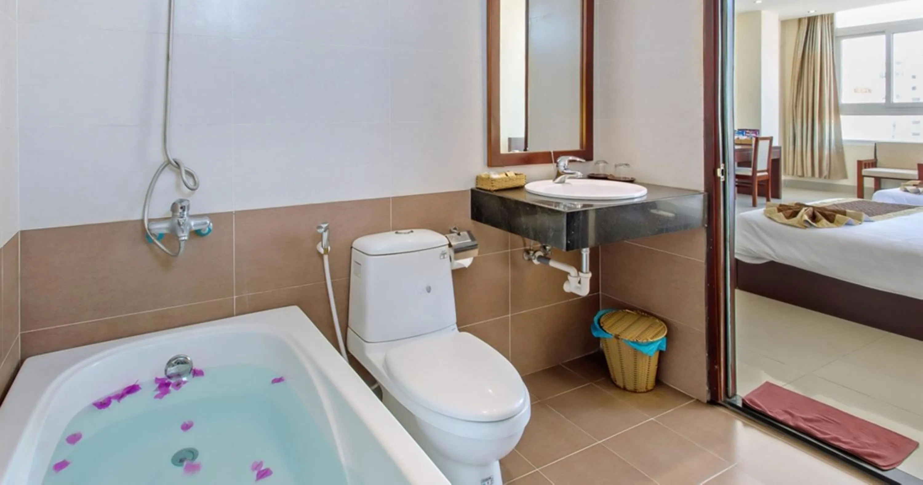 Hot Tub, Bed in Sunview Beach Hotel Danang