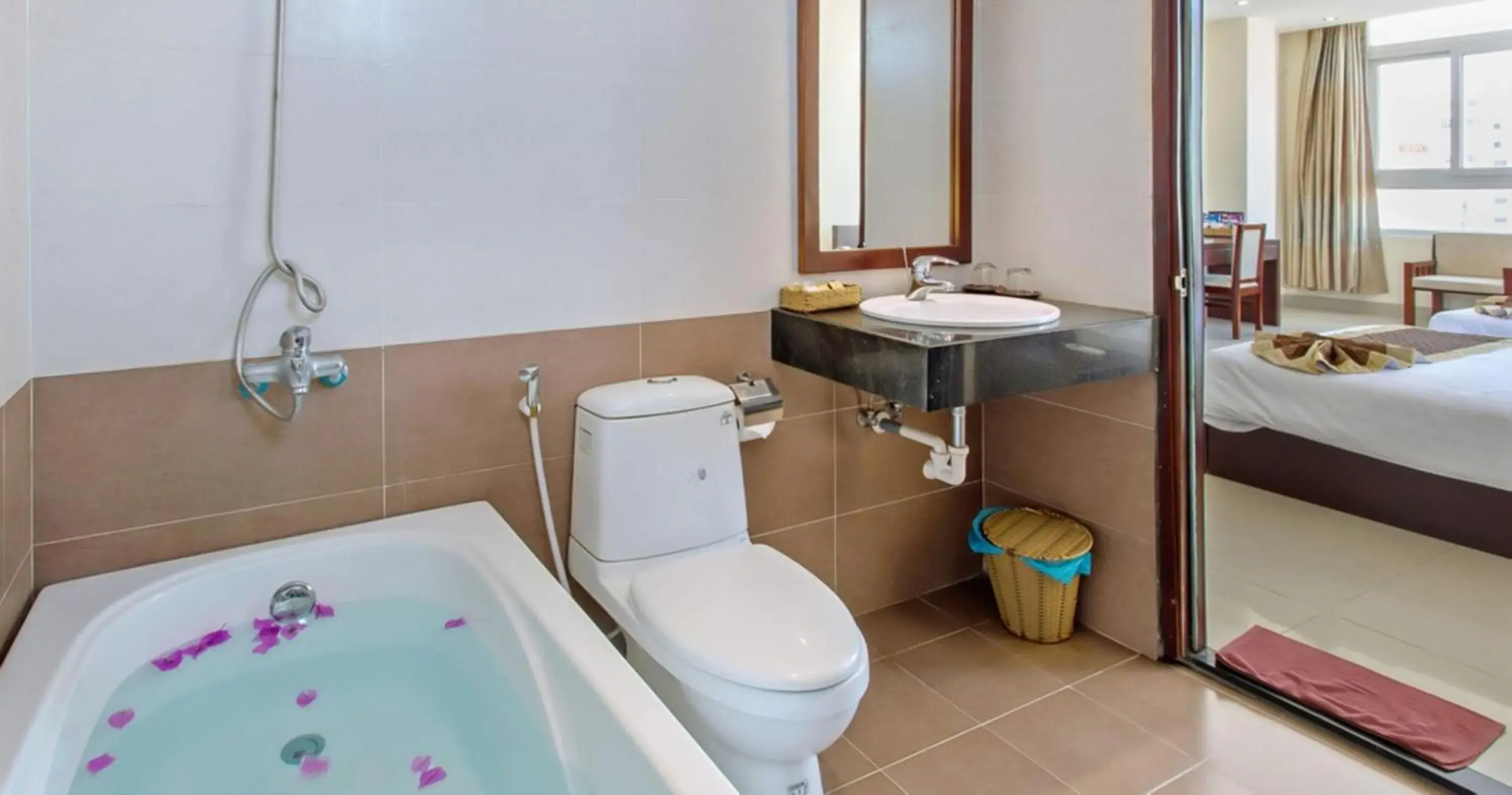 Hot Tub, Bed in Sunview Beach Hotel Danang Hot Tub, Bed in Sunview Beach Hotel Danang