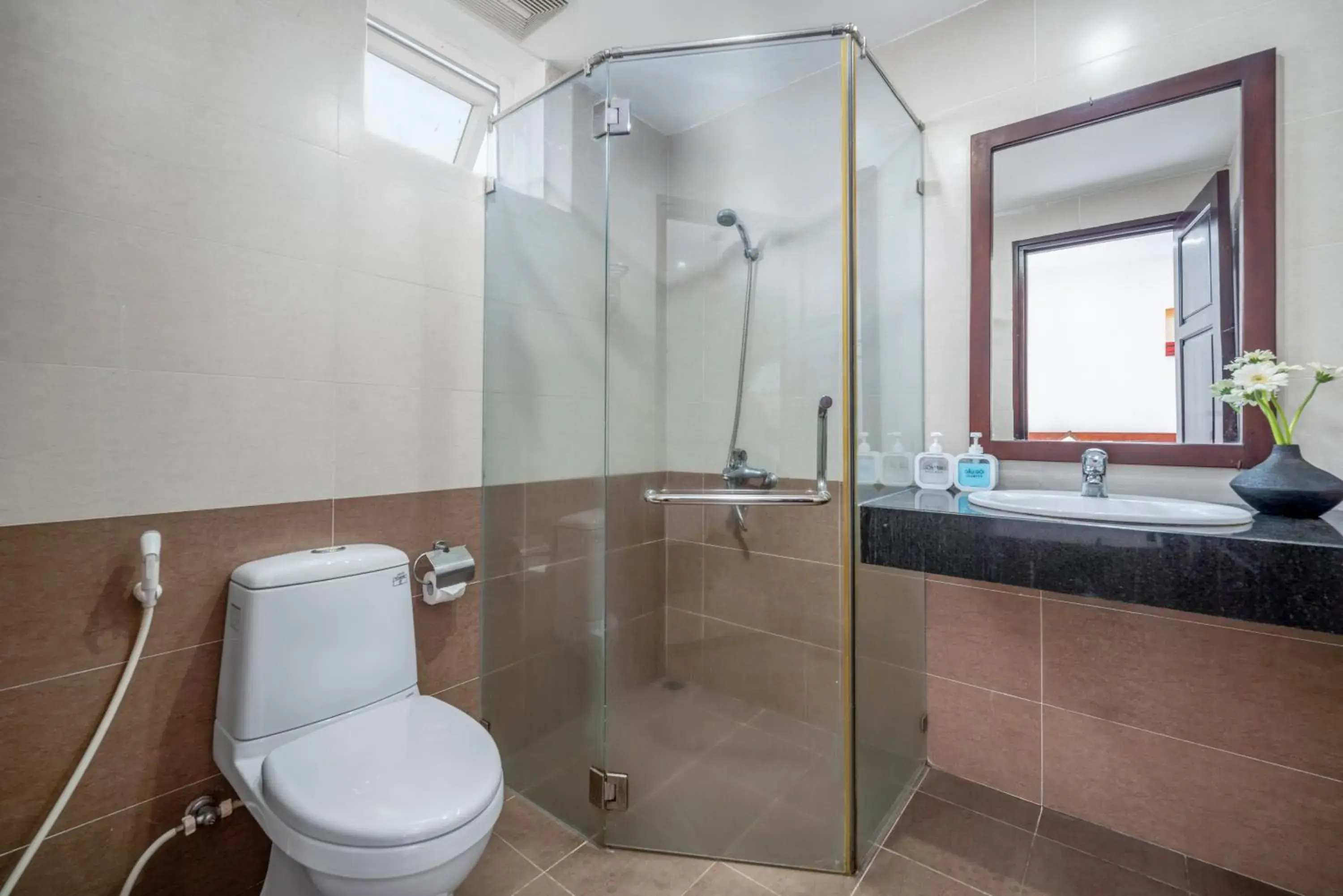 Shower in Sunview Beach Hotel Danang Shower in Sunview Beach Hotel Danang