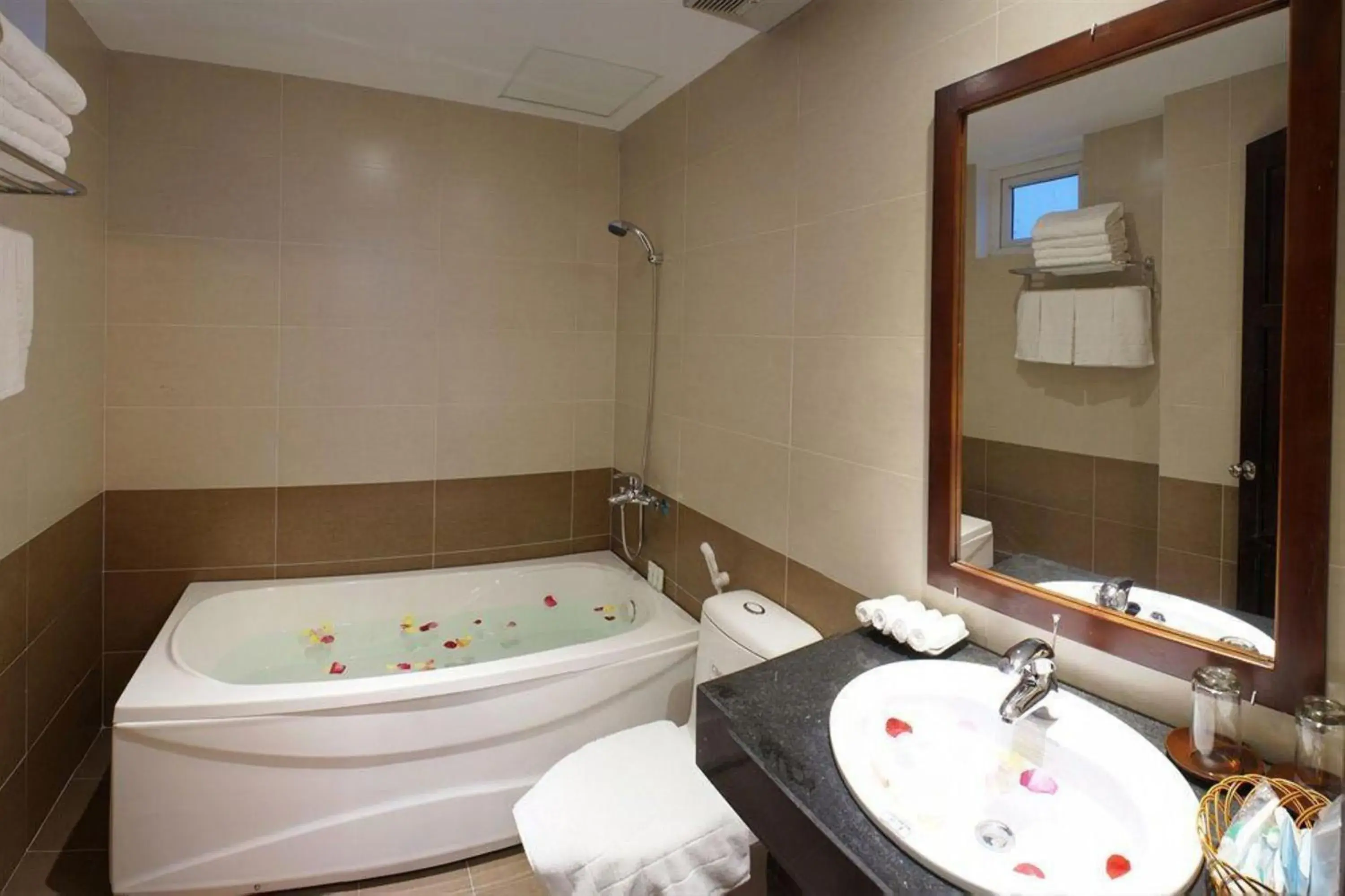 Hot Tub in Sunview Beach Hotel Danang Hot Tub in Sunview Beach Hotel Danang