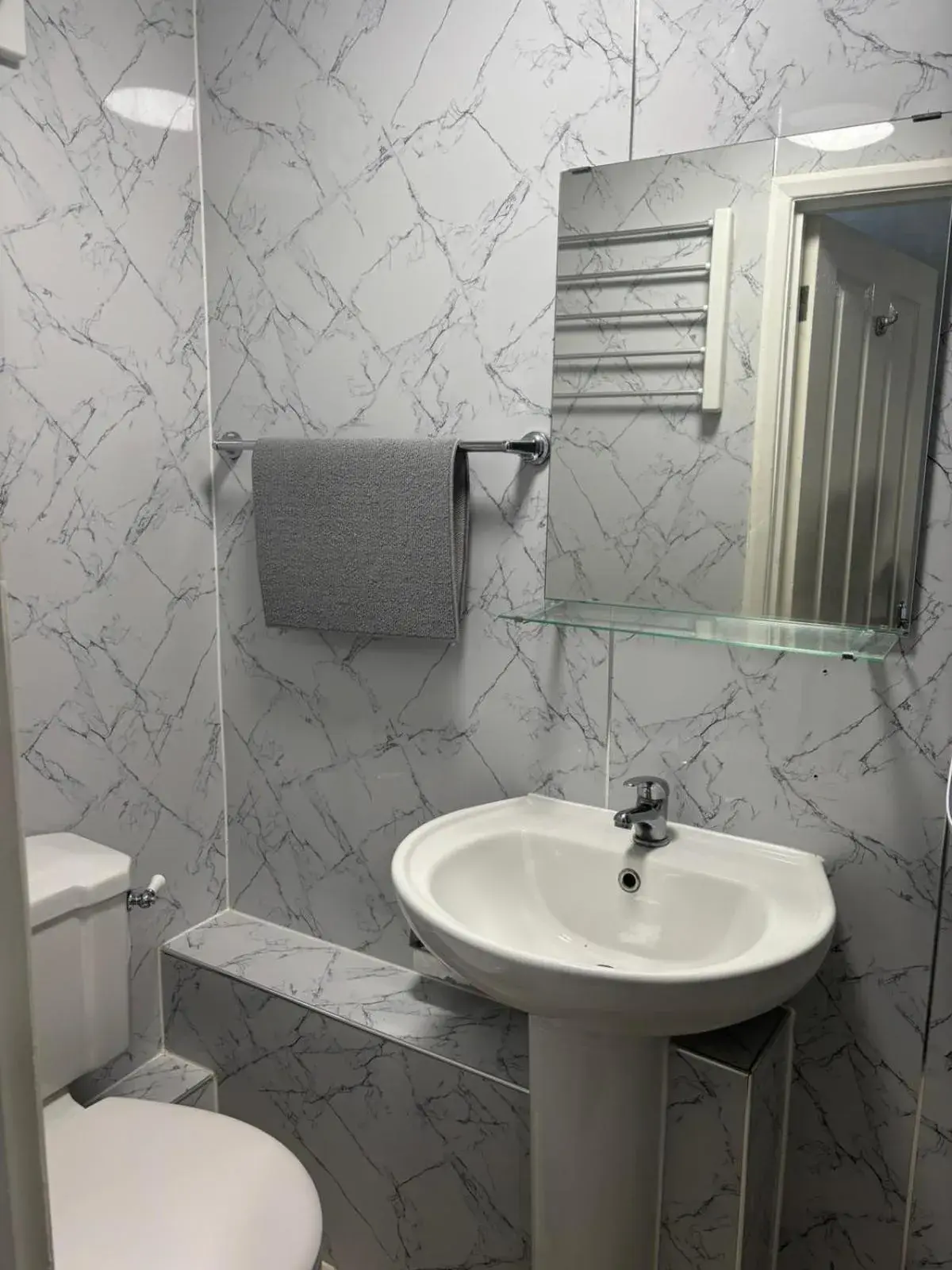 Bathroom in White Hart Hotel Bathroom in White Hart Hotel