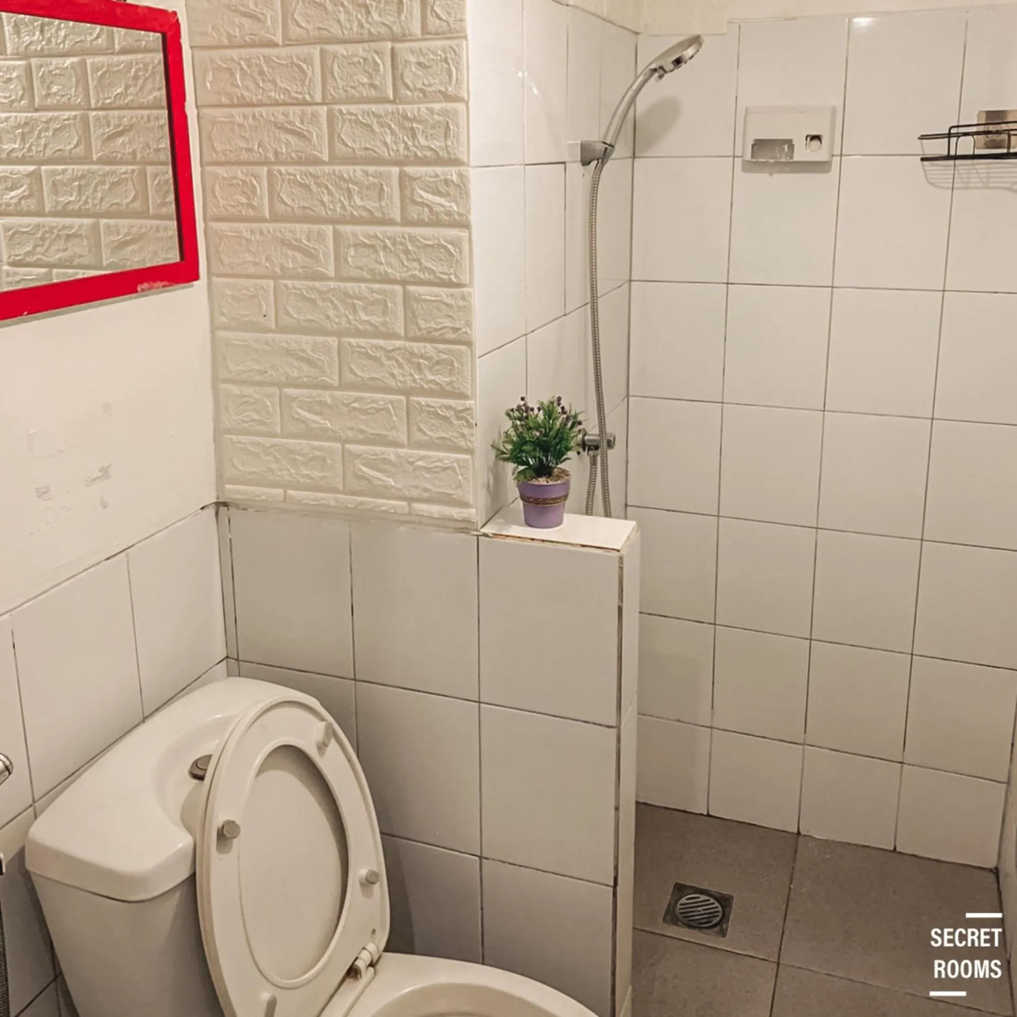 Toilet in The Jarrdin Apartement by Secret Rooms