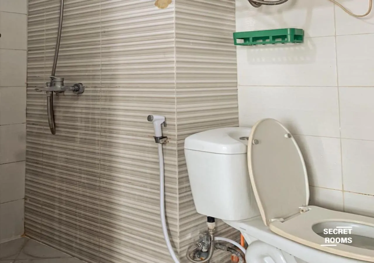 Shower in The Jarrdin Apartement by Secret Rooms