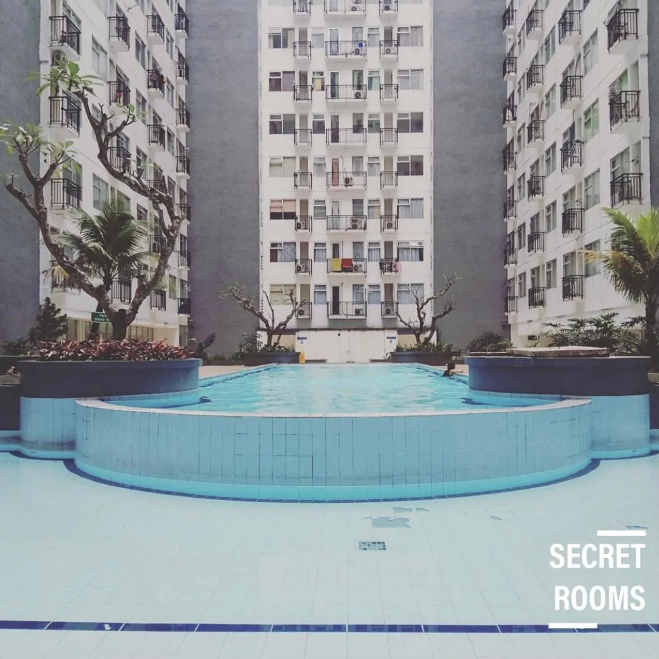 Swimming pool in The Jarrdin Apartement by Secret Rooms