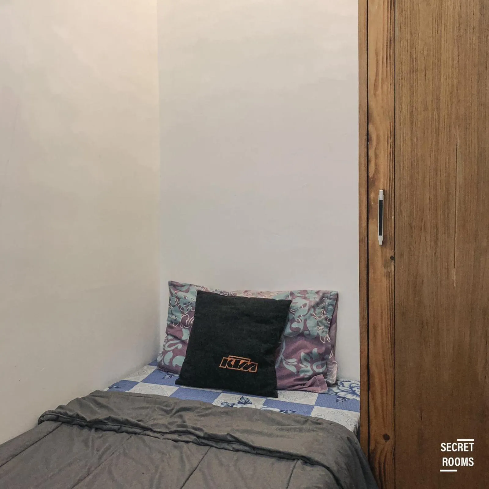 Bedroom, Bed in The Jarrdin Apartement by Secret Rooms