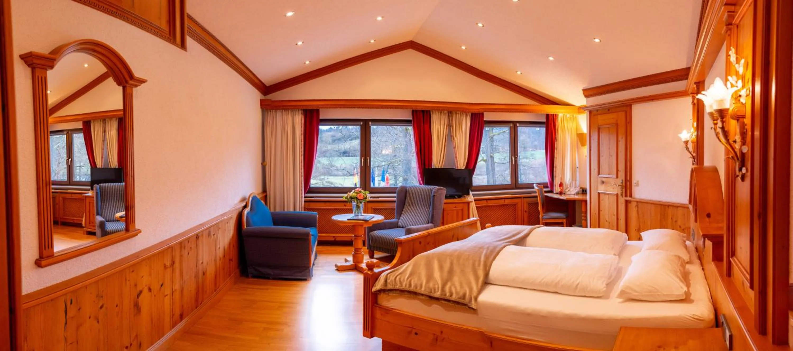 Photo of the whole room, Bed in Hotel-Restaurant Kreuzberghof Tagungs- und Veranstaltungshotel
