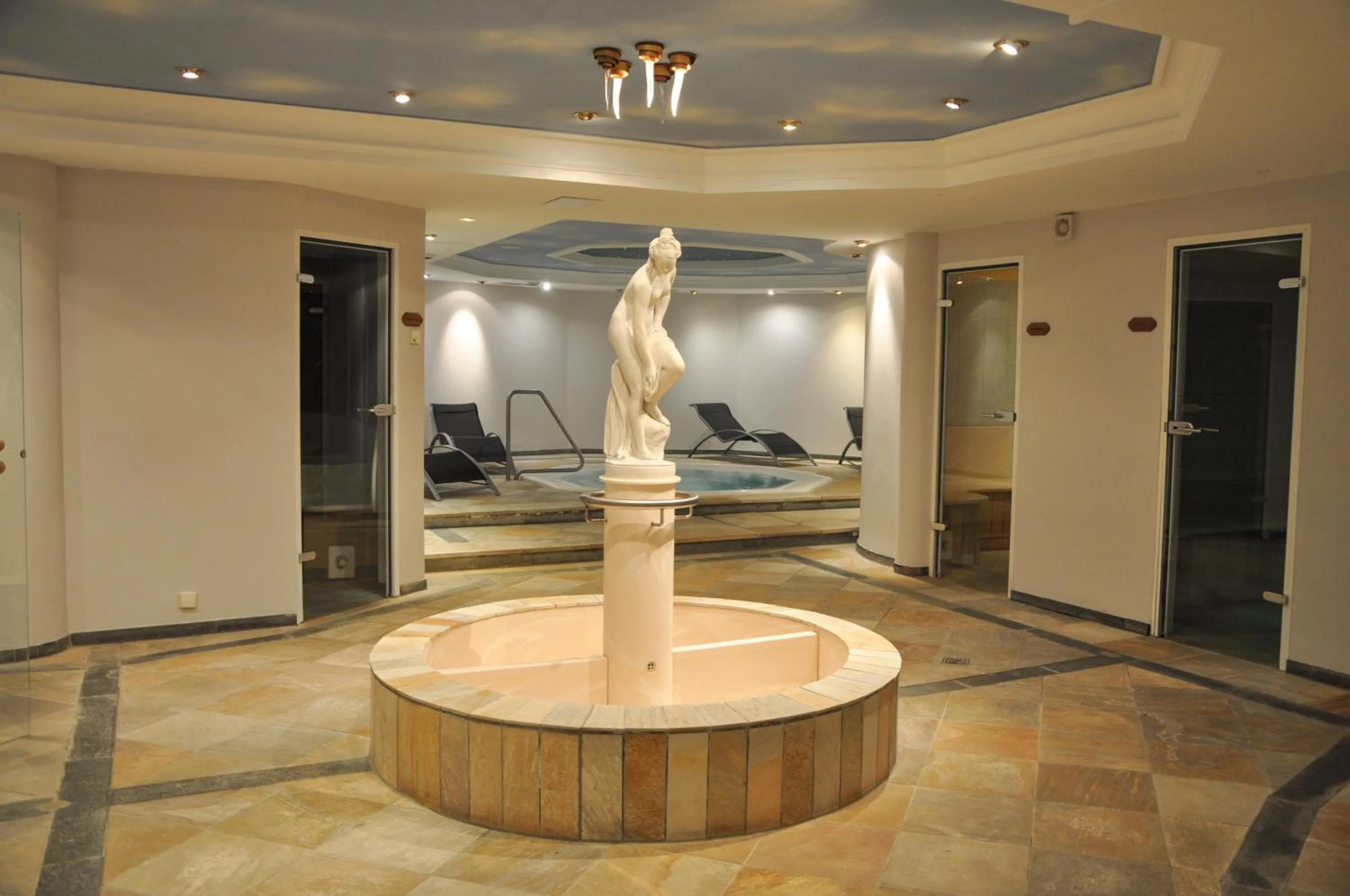 Hot Tub in Hotel-Restaurant Kreuzberghof Tagungs- und Veranstaltungshotel