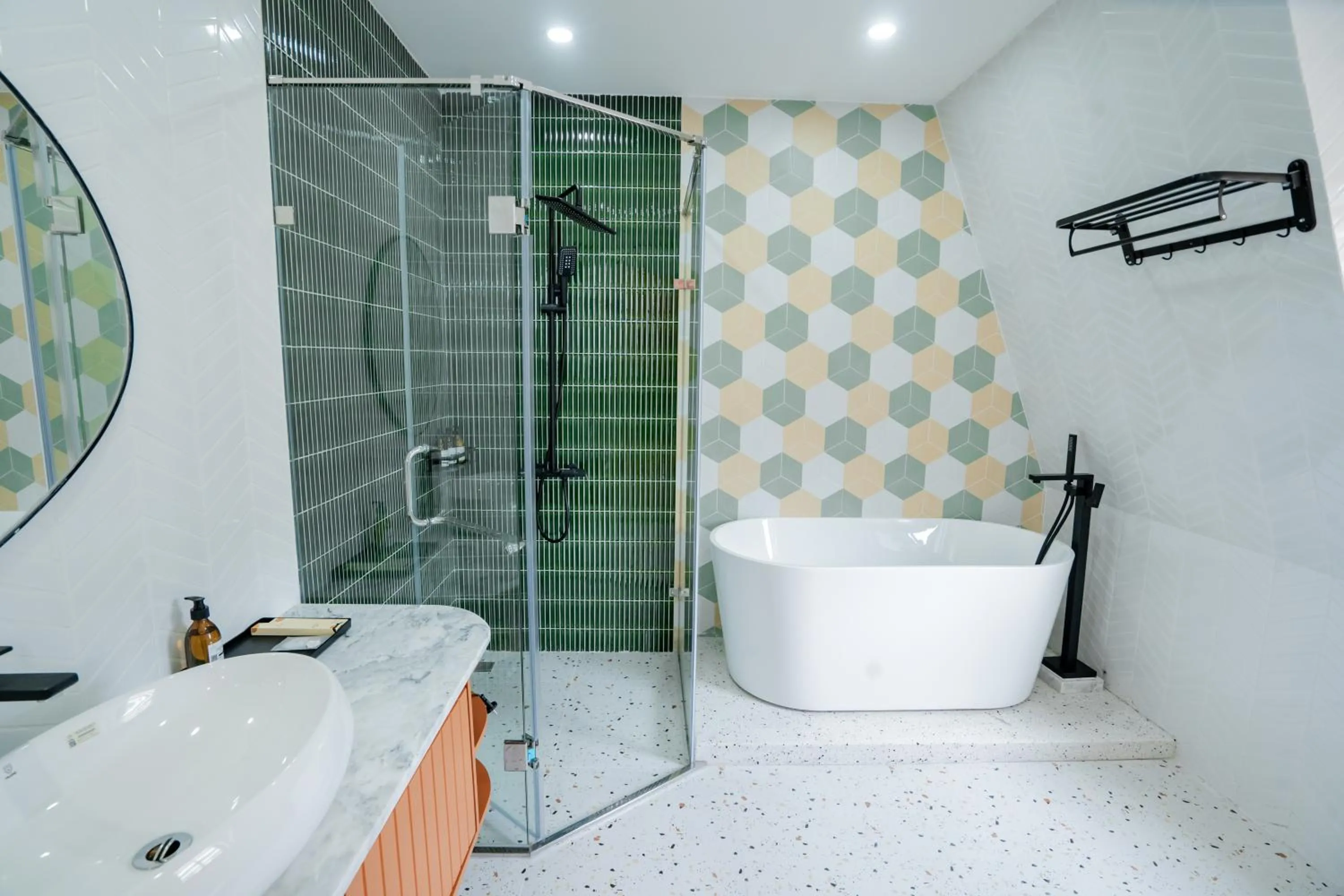 Shower in Palette Collect's Boutique Hotel Ha Long