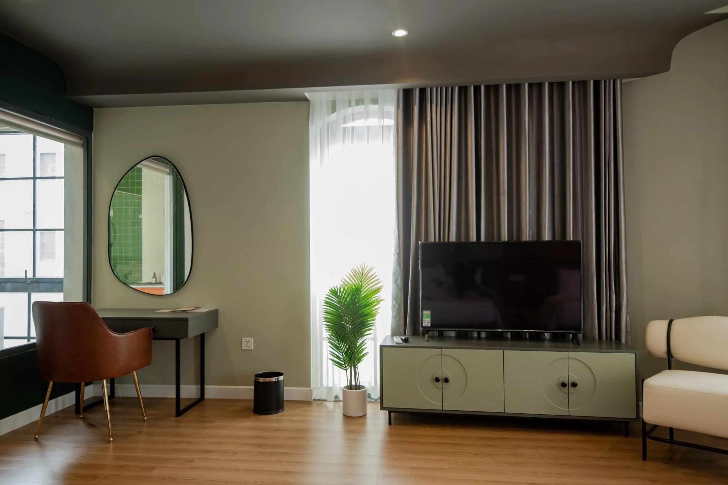 Communal lounge/ TV room in Palette Collect's Boutique Hotel Ha Long