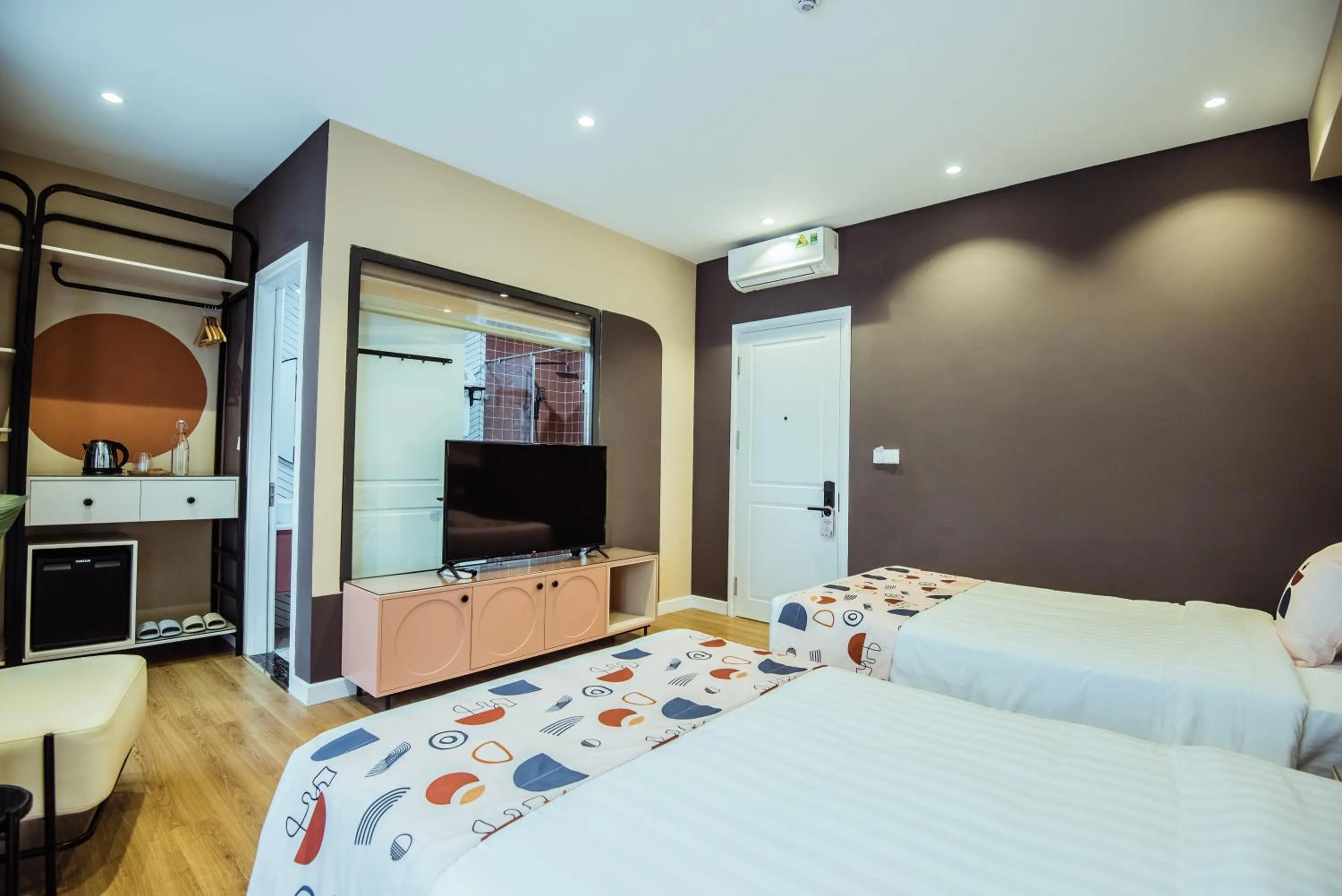 Communal lounge/ TV room, Bed in Palette Collect's Boutique Hotel Ha Long
