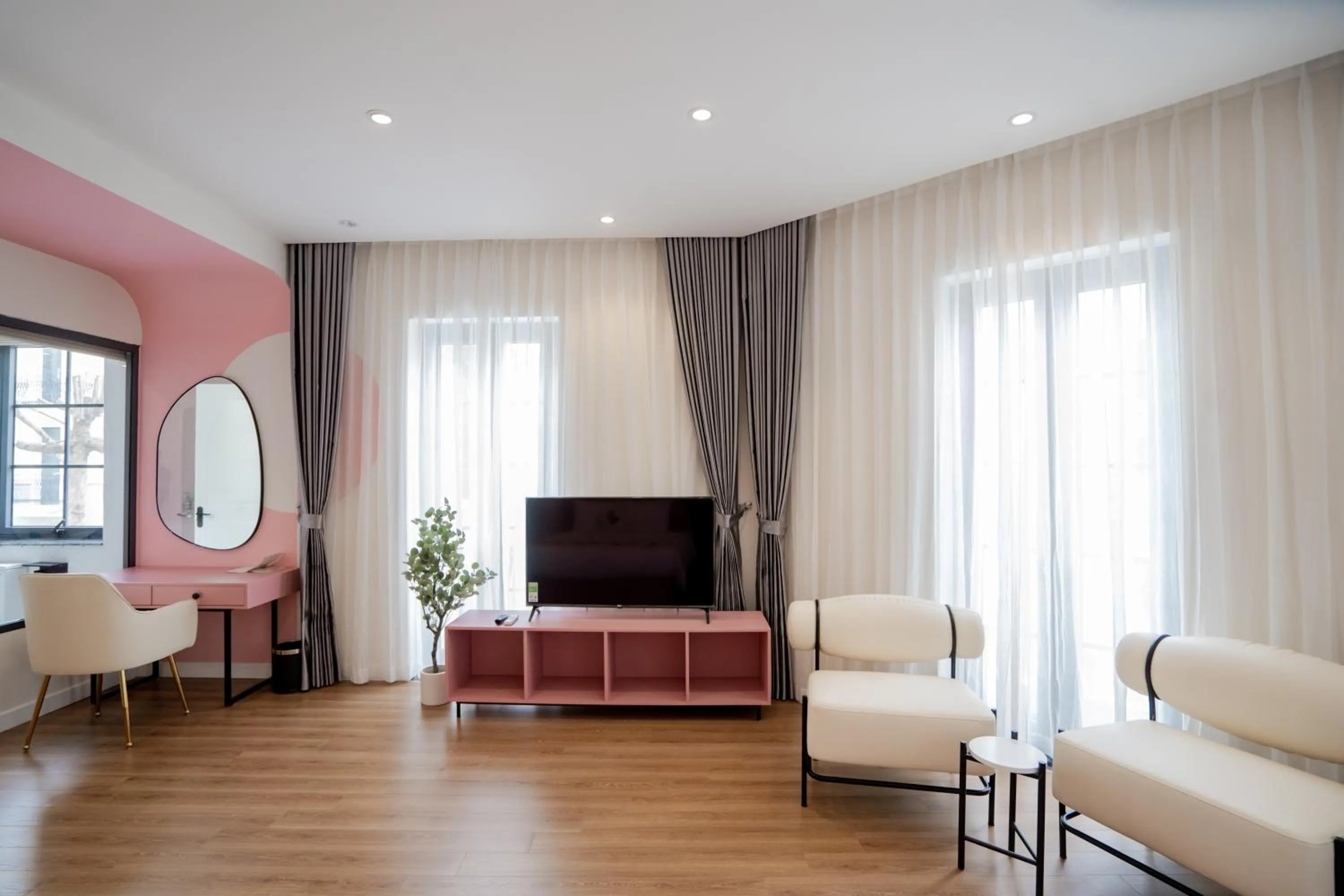 Communal lounge/ TV room in Palette Collect's Boutique Hotel Ha Long