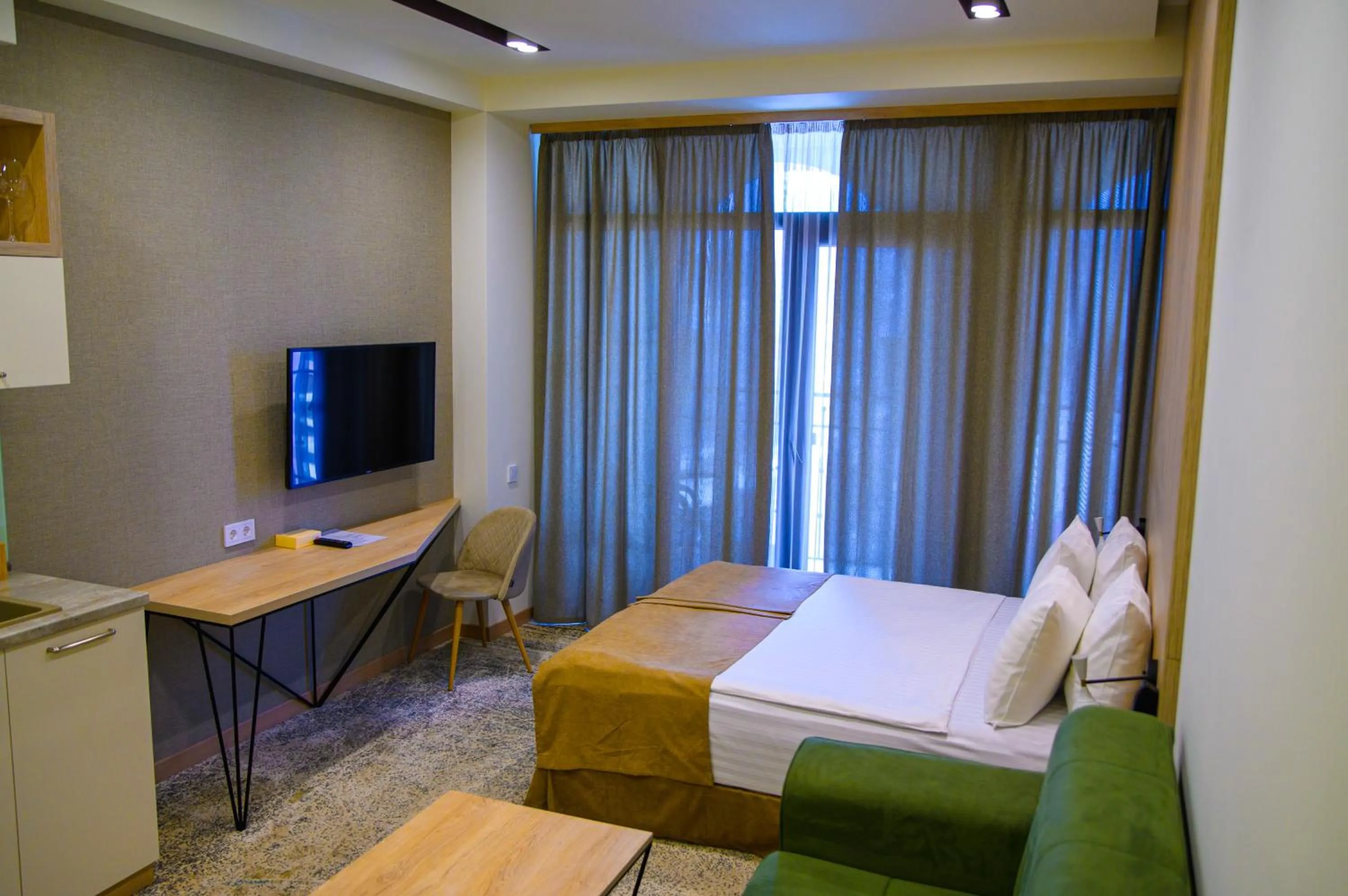 Balcony/Terrace, Bed in Rooftop Apart-Hotel