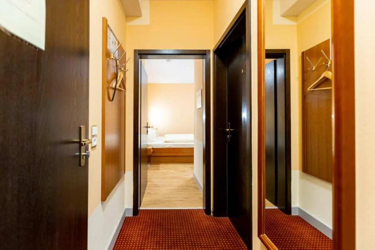 wardrobe, Bed in Hotel Alter Kranen
