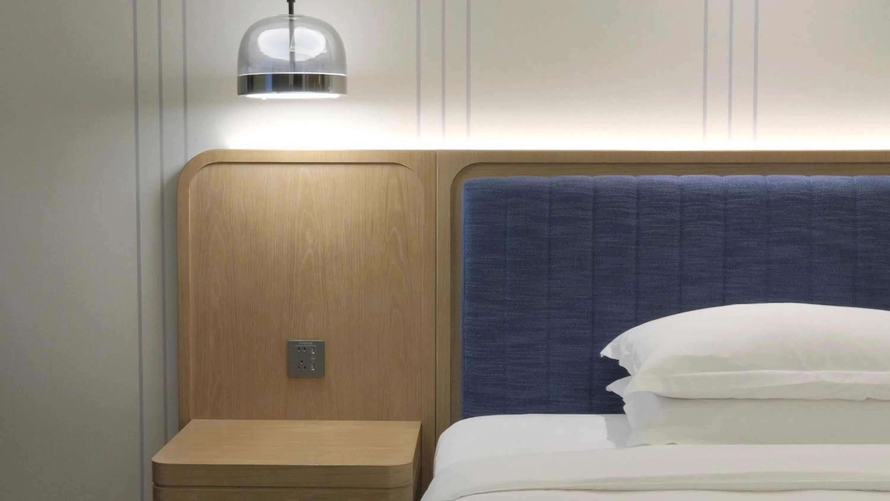 Photo of the whole room, Bed in voco Guangzhou Shifu by IHG