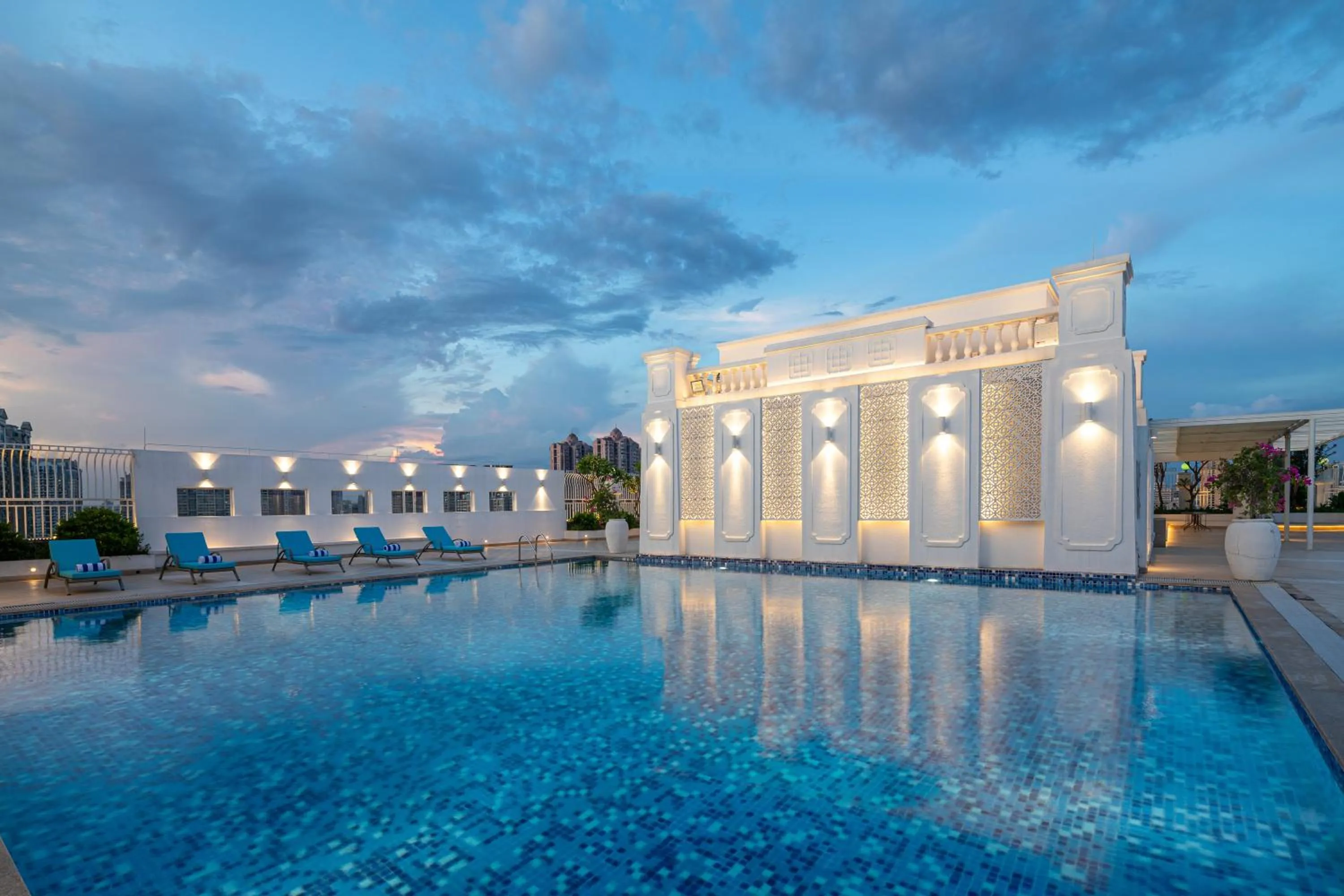 Swimming pool in voco Guangzhou Shifu by IHG