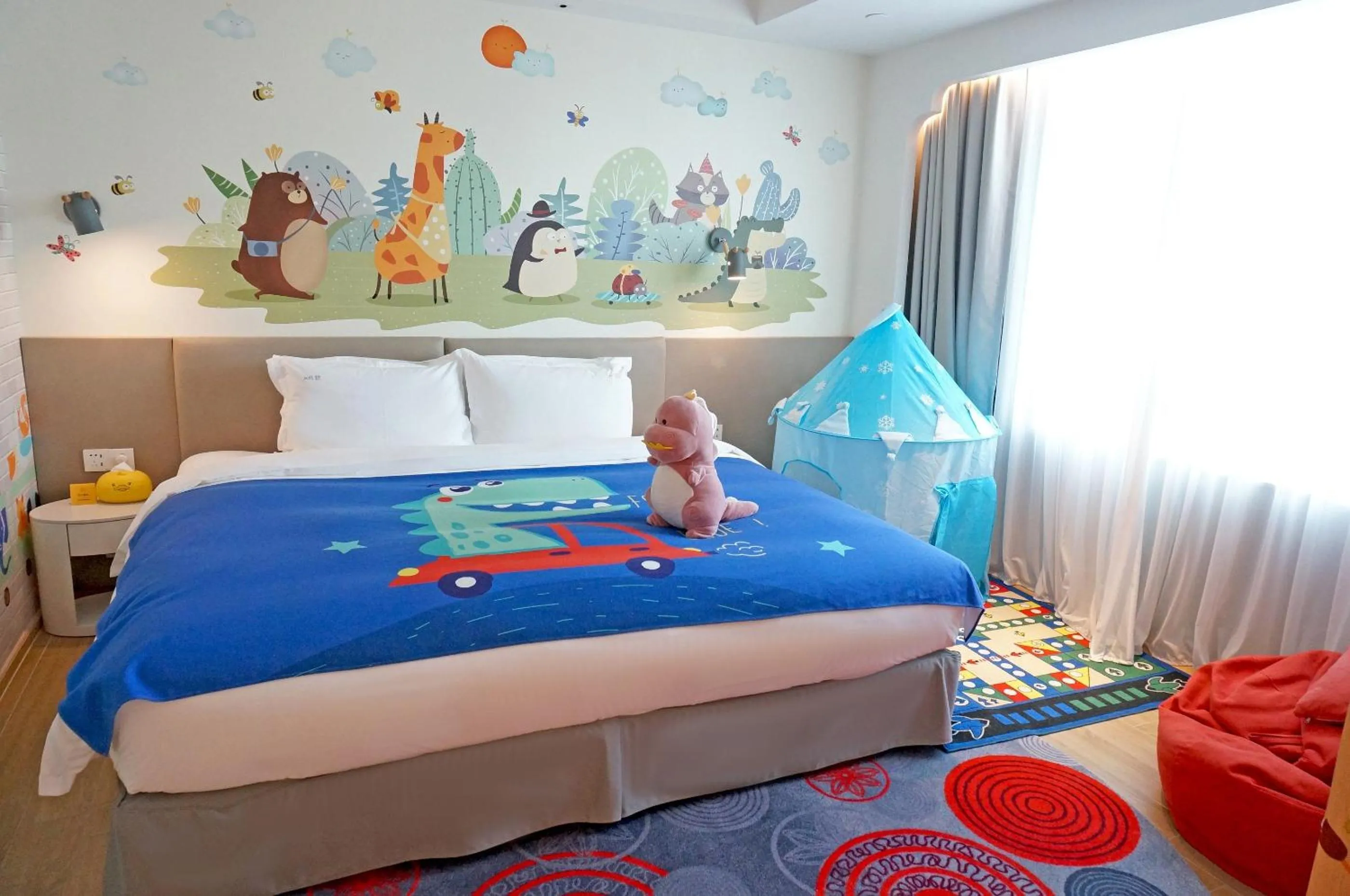 Photo of the whole room, Bed in voco Guangzhou Shifu by IHG