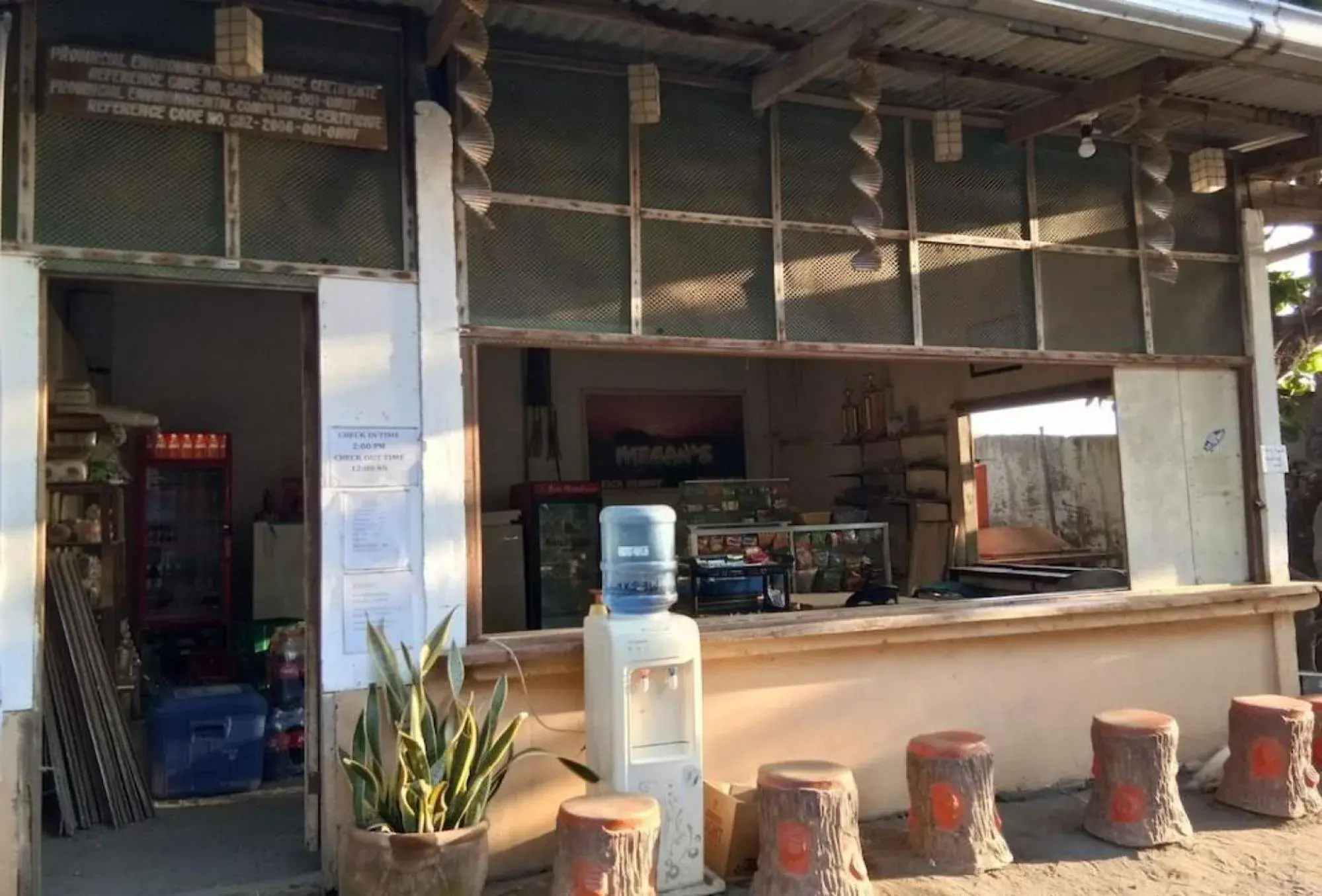 Restaurant/places to eat in RedDoorz Hostel at Megans Paradisio Beach Resort Restaurant/places to eat in RedDoorz Hostel at Megans Paradisio Beach Resort