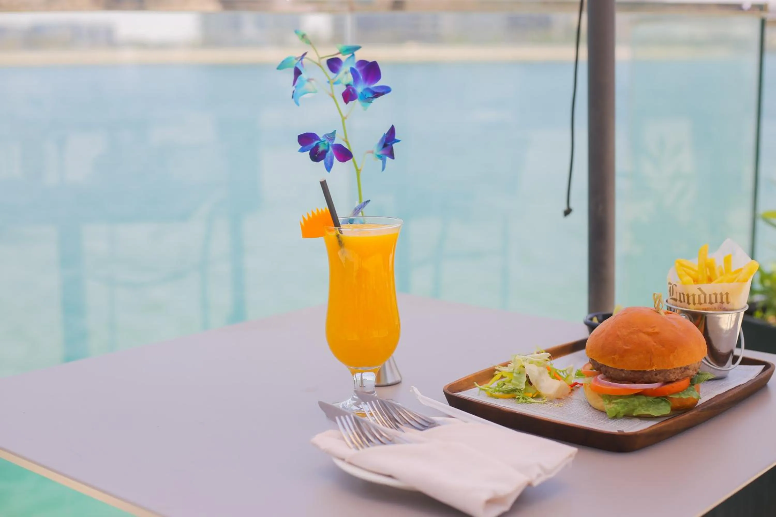 Food and drinks in Grand Swiss-Belhotel Waterfront Seef