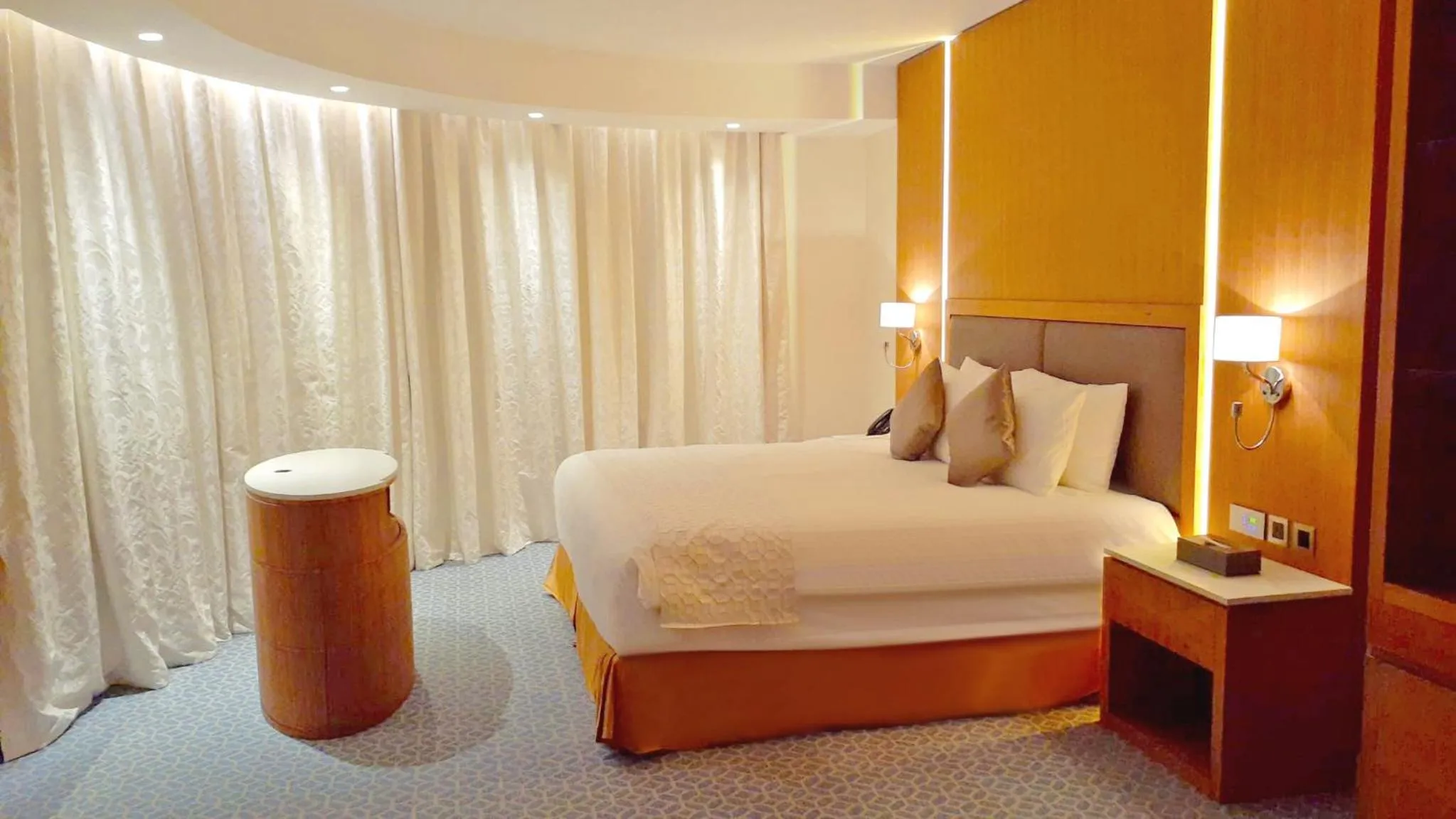Bedroom, Bed in Grand Swiss-Belhotel Waterfront Seef