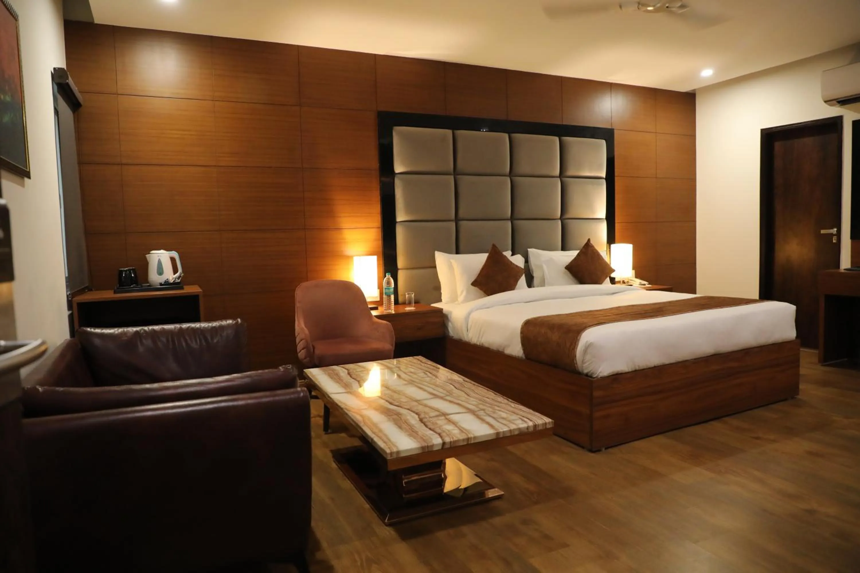 Bedroom, Bed in Paras inn