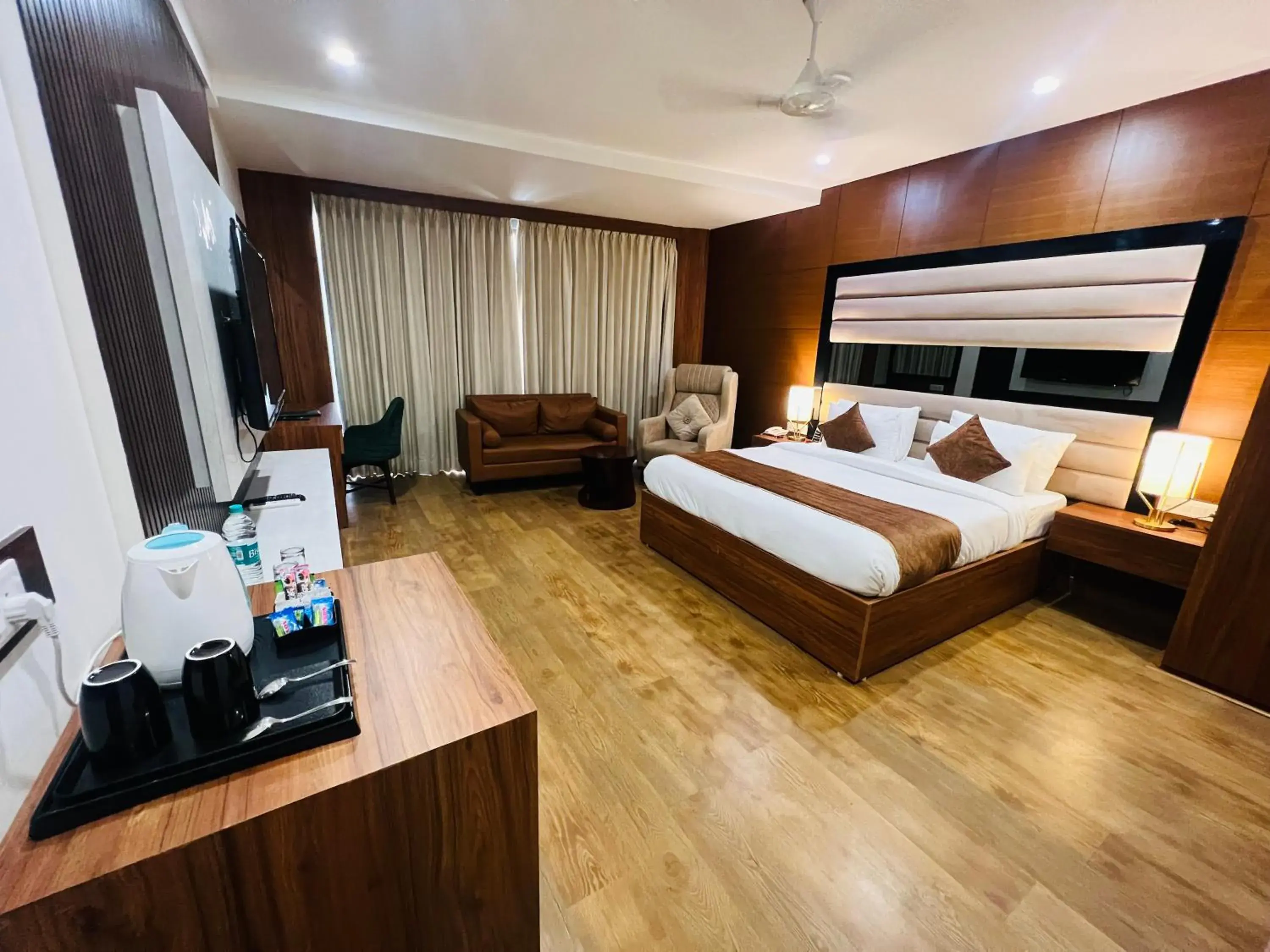 Superior King Room - single occupancy in Paras inn Superior King Room - single occupancy in Paras inn