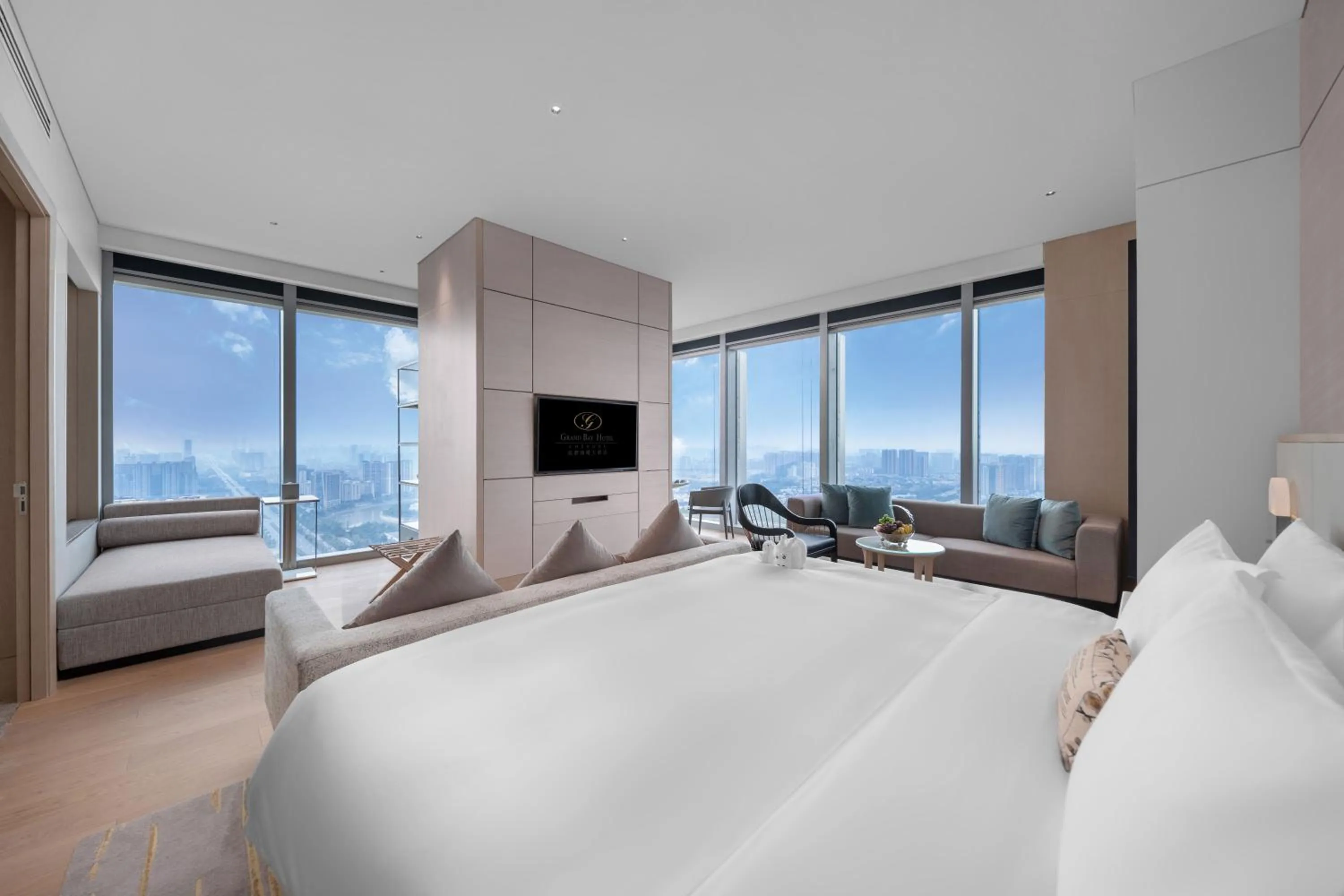 Bed in Grand Bay Hotel Chengdu