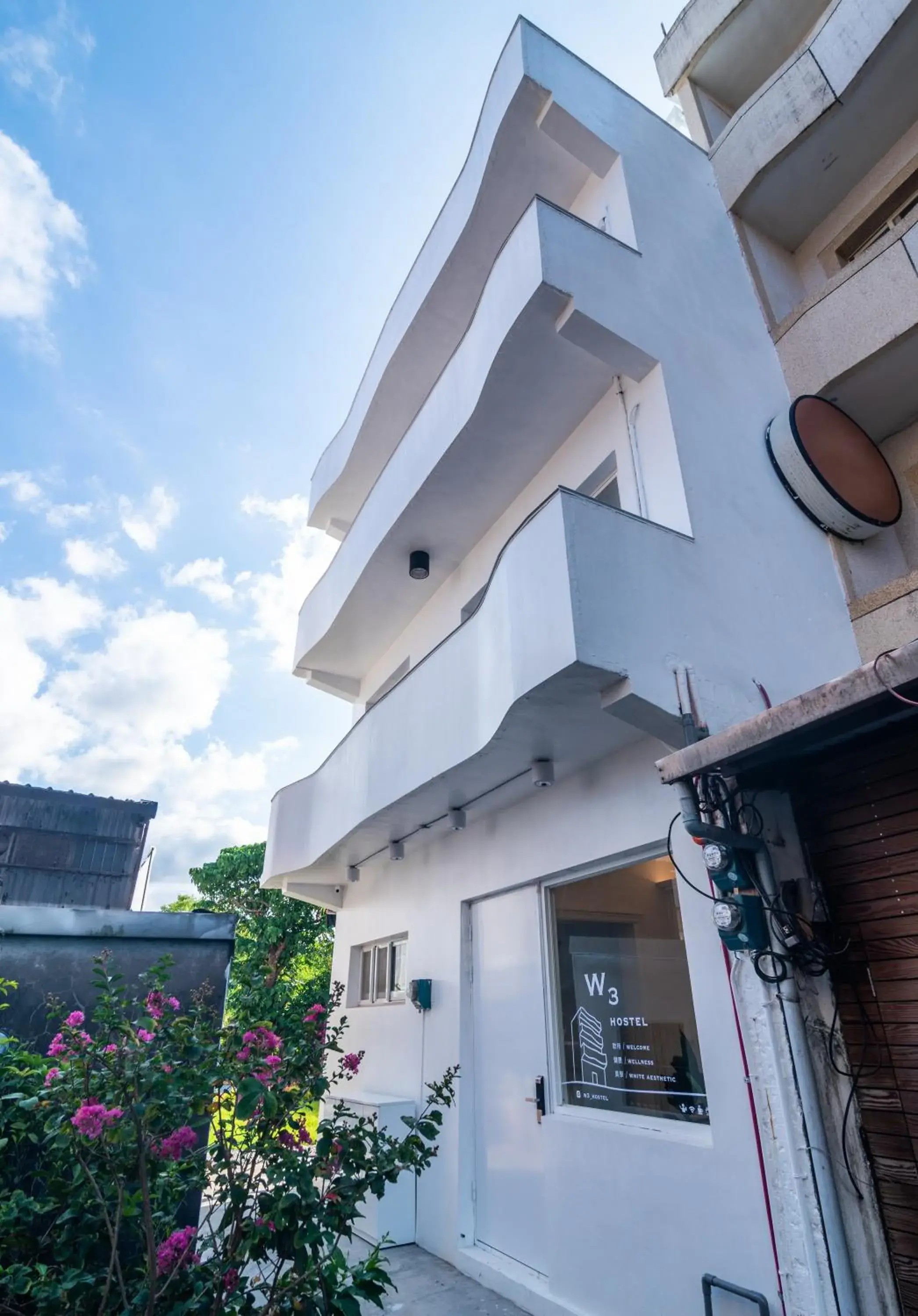 Facade/entrance in W3 HOSTEL Facade/entrance in W3 HOSTEL