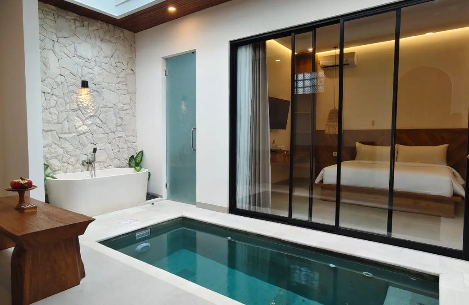 Pool view, Bed in The Eight Villa & Rooms Bali - Seminyak