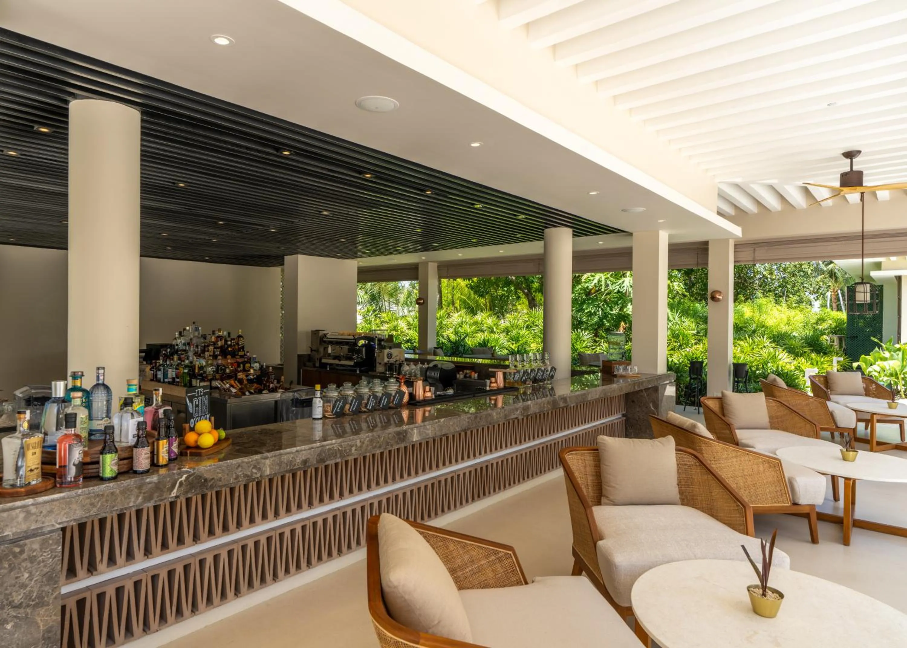 Lounge or bar in Kuda Villingili Maldives, Free Return Transfers 03 nights & above