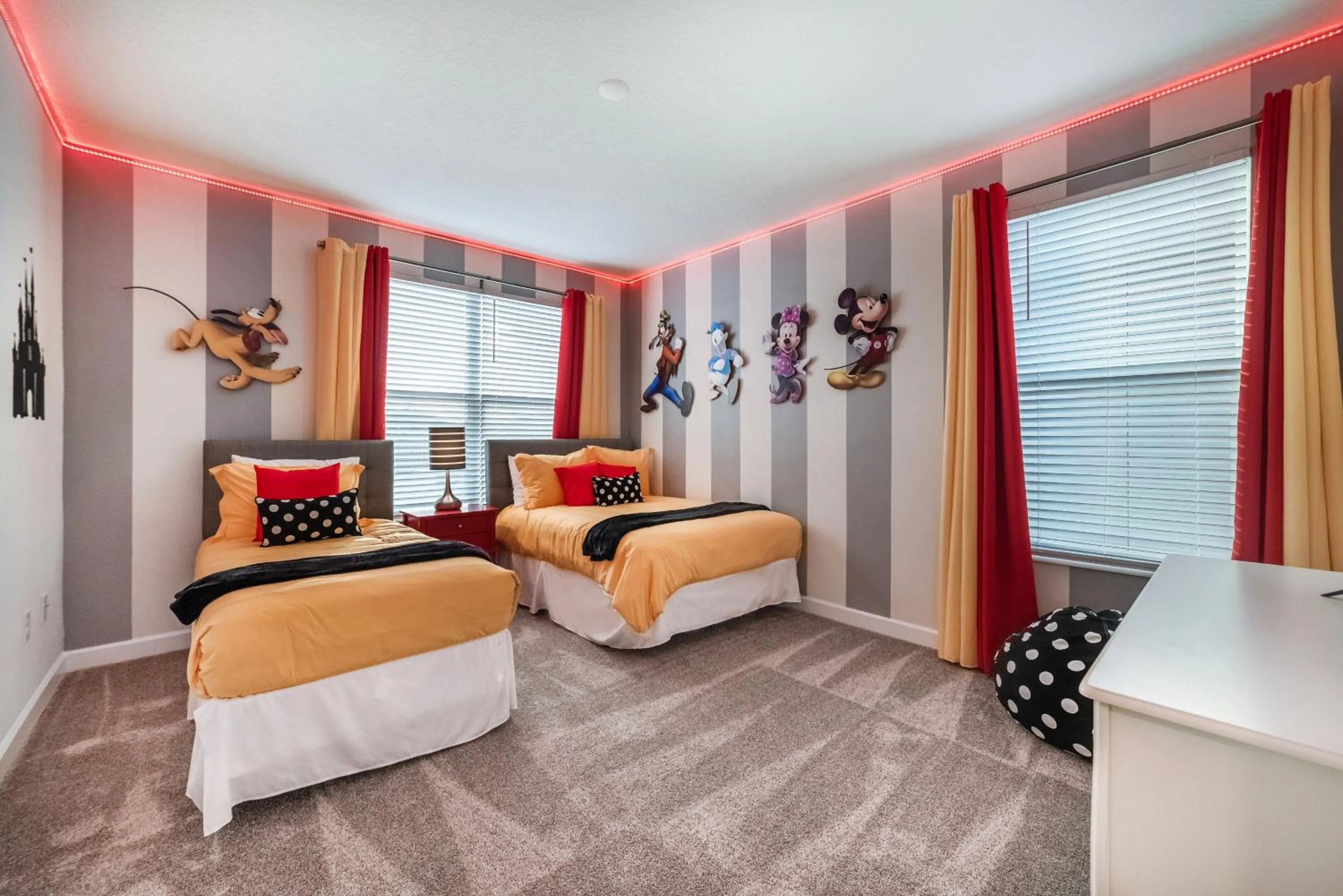 Bed in Villa wPrivate Pool &Themed Rooms, near Disney