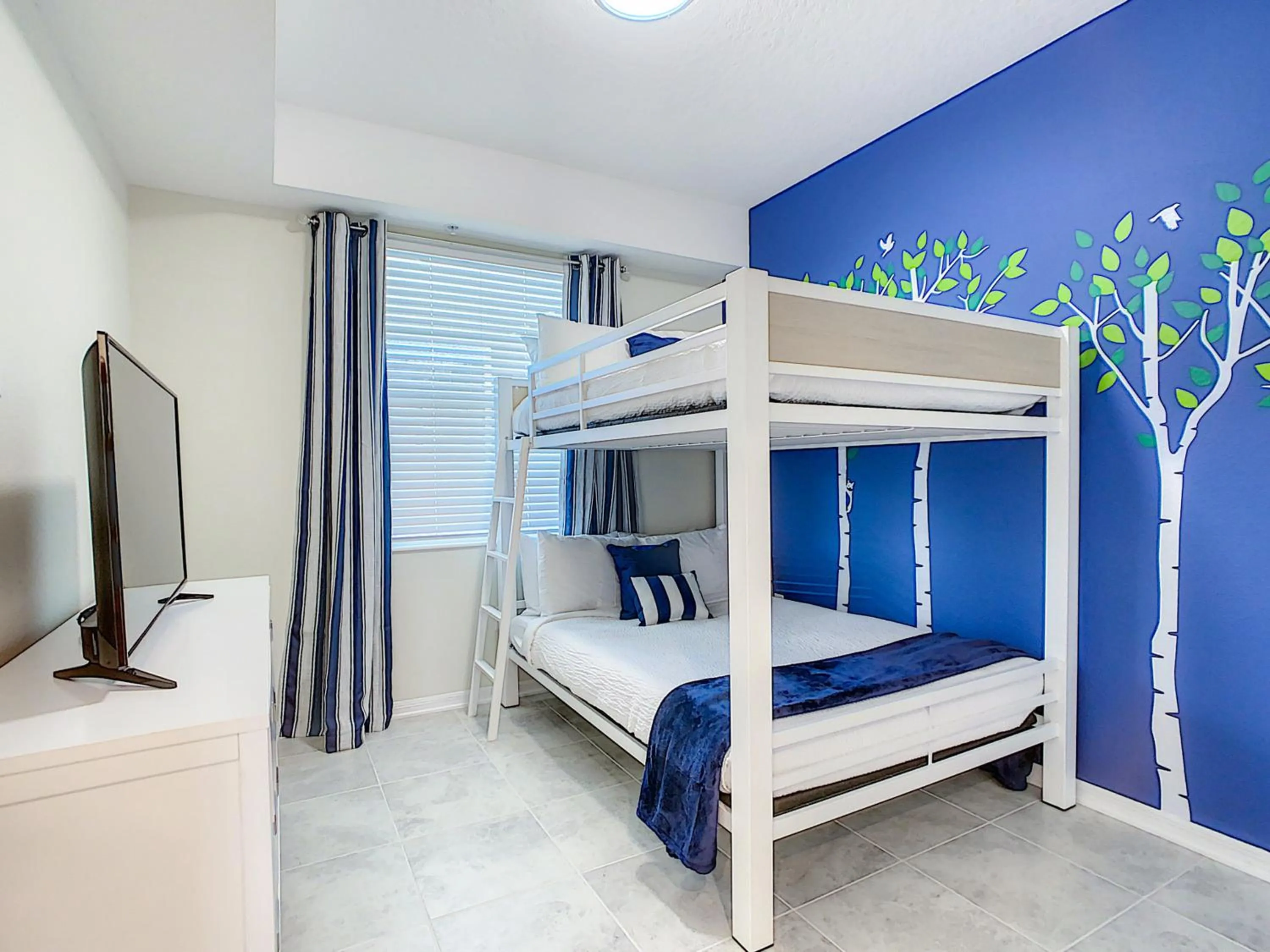 Bed in Updated Condo, 5 mi to Disney, On-site Water Park