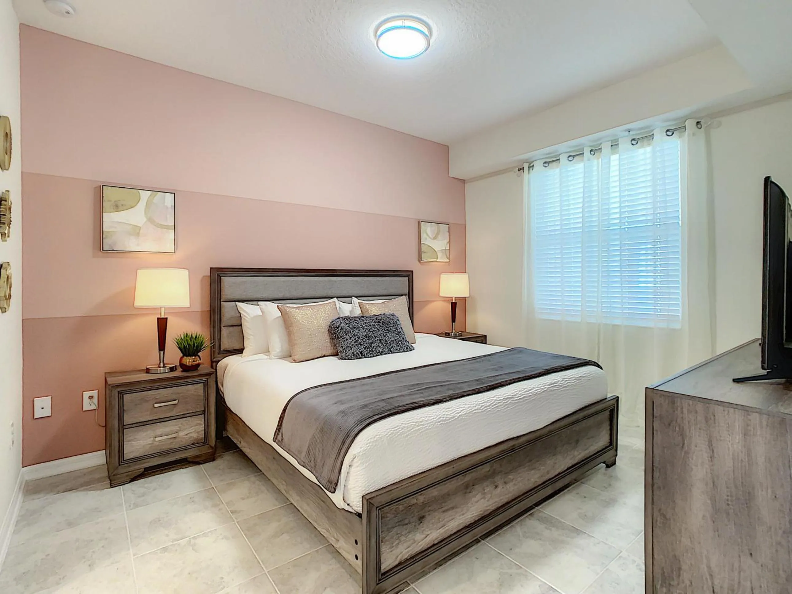 Bed in Modern Condo near Disney Foosball Water Park