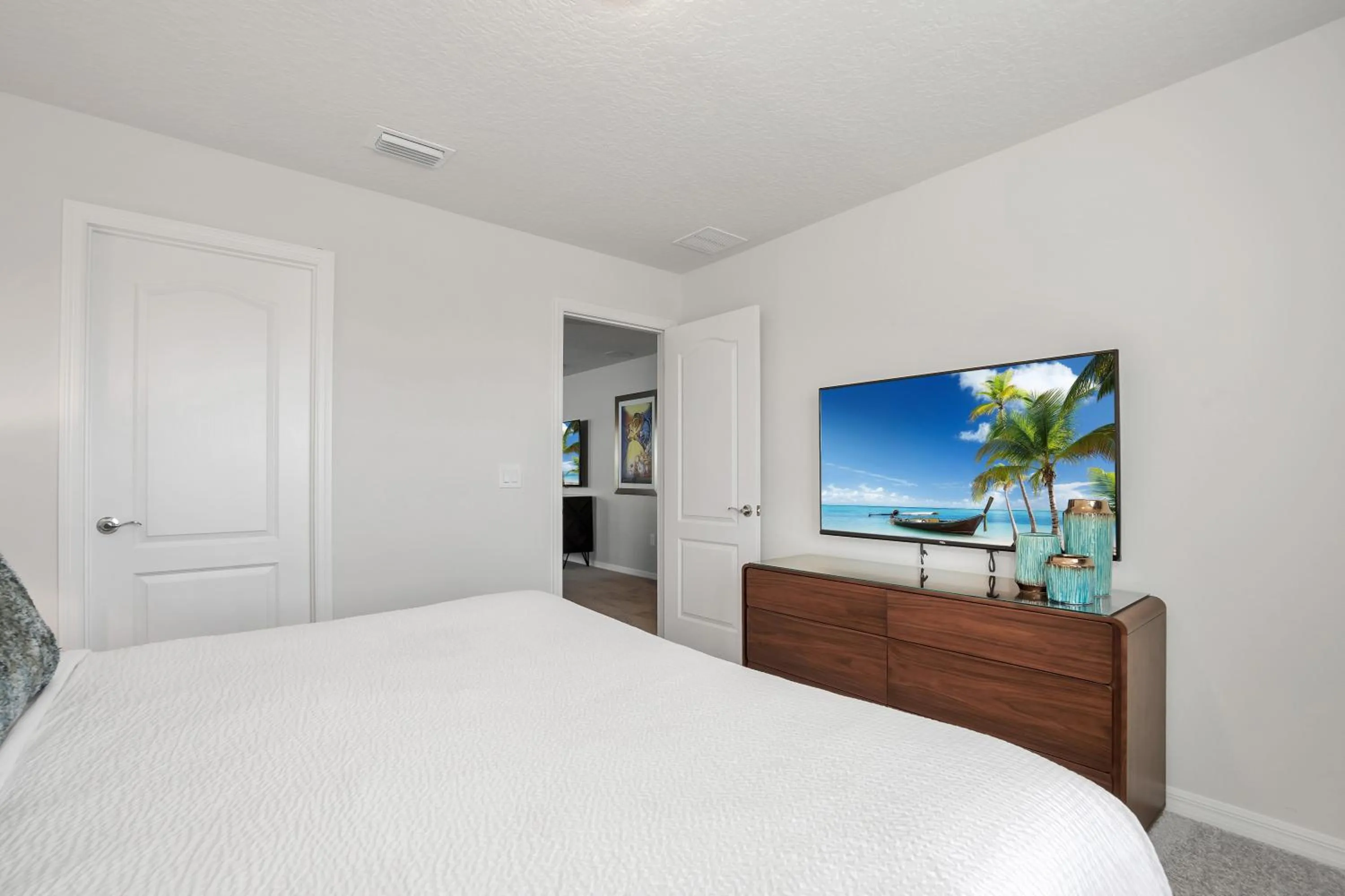 Bed in Private Pool Villa wPool Table, On-Site WaterPark