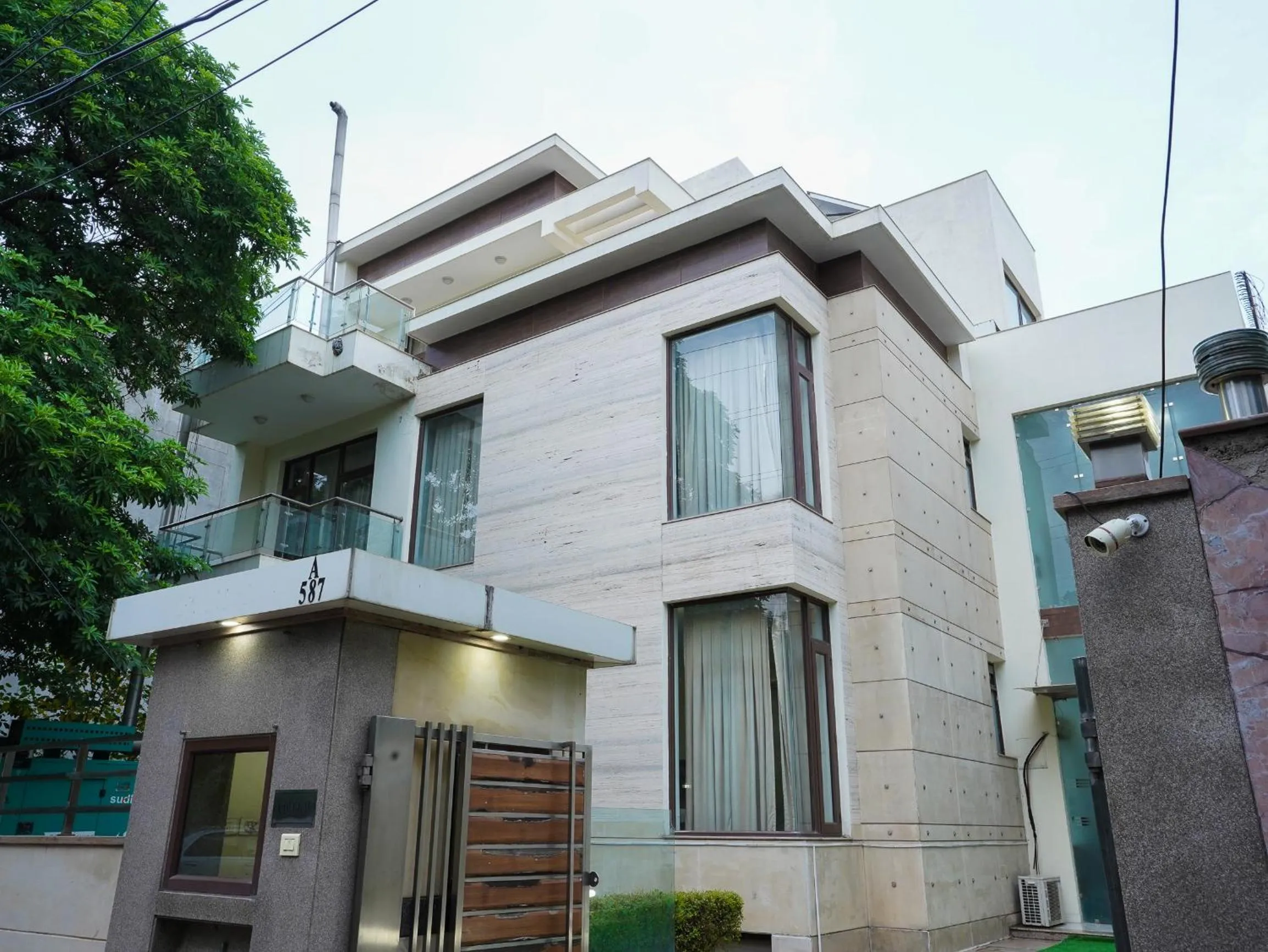 Property building in Lime Tree Hotel Sushant Lok Gurgaon Sector 29 Next to IFFCO CHOWK metro