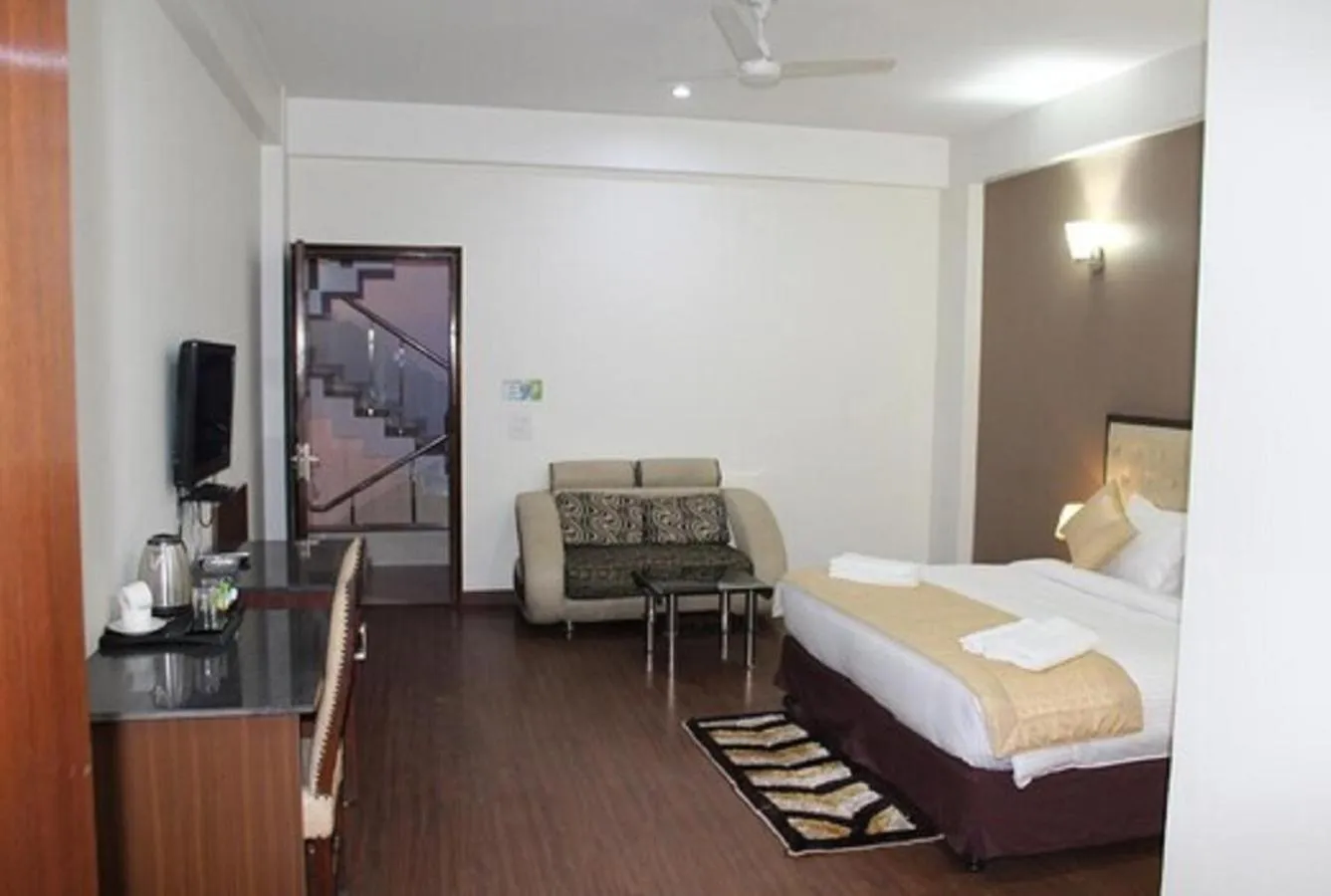 Property building, Bed in Lime Tree Hotel Sushant Lok Gurgaon Sector 29 Next to IFFCO CHOWK metro