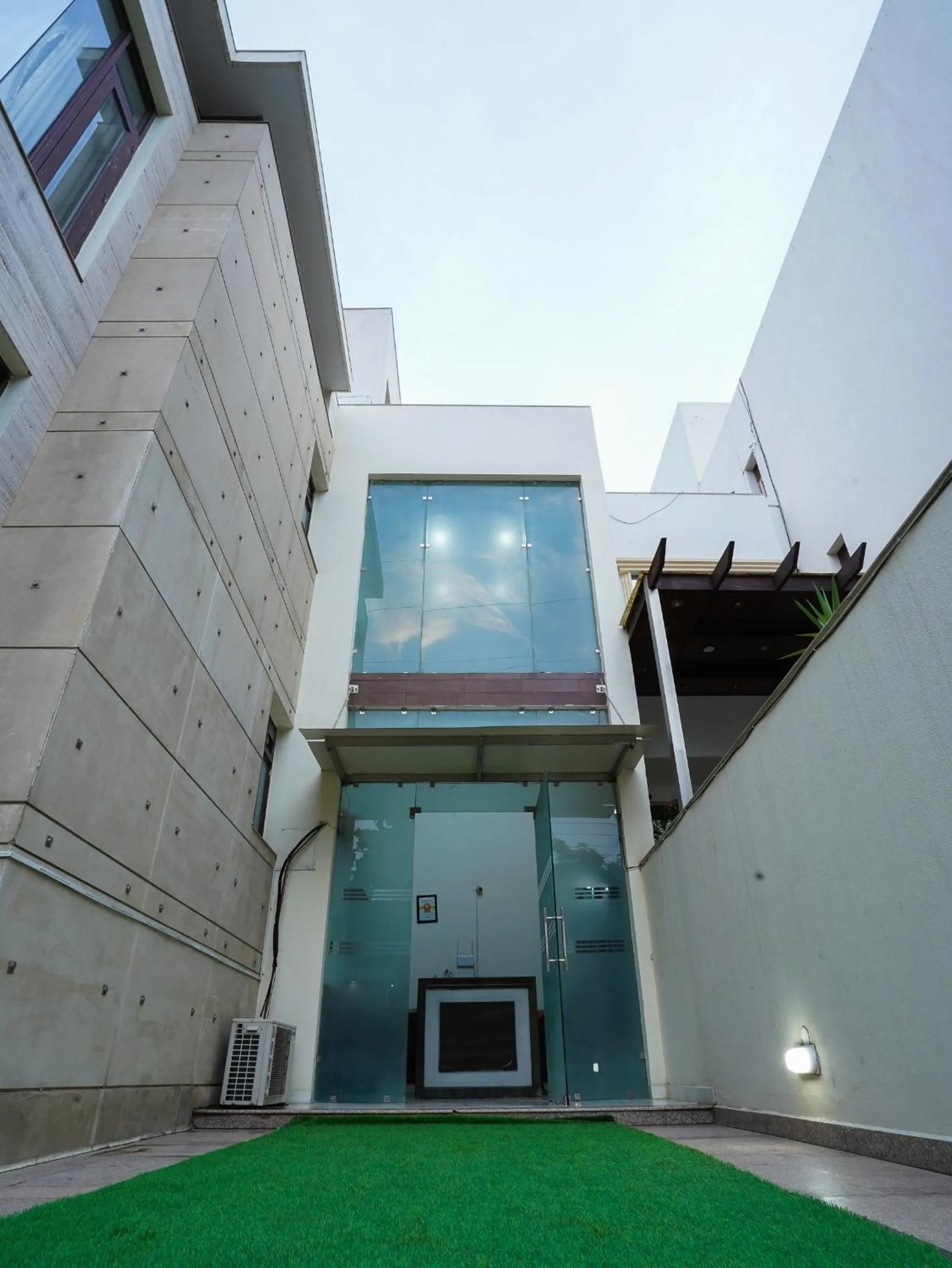 Property building in Lime Tree Hotel Sushant Lok Gurgaon Sector 29 Next to IFFCO CHOWK metro