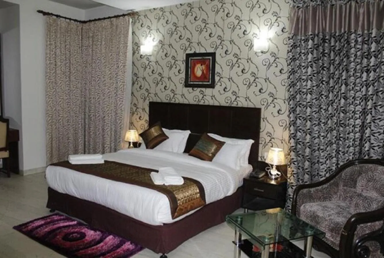 Bedroom, Bed in Lime Tree Hotel Sushant Lok Gurgaon Sector 29 Next to IFFCO CHOWK metro