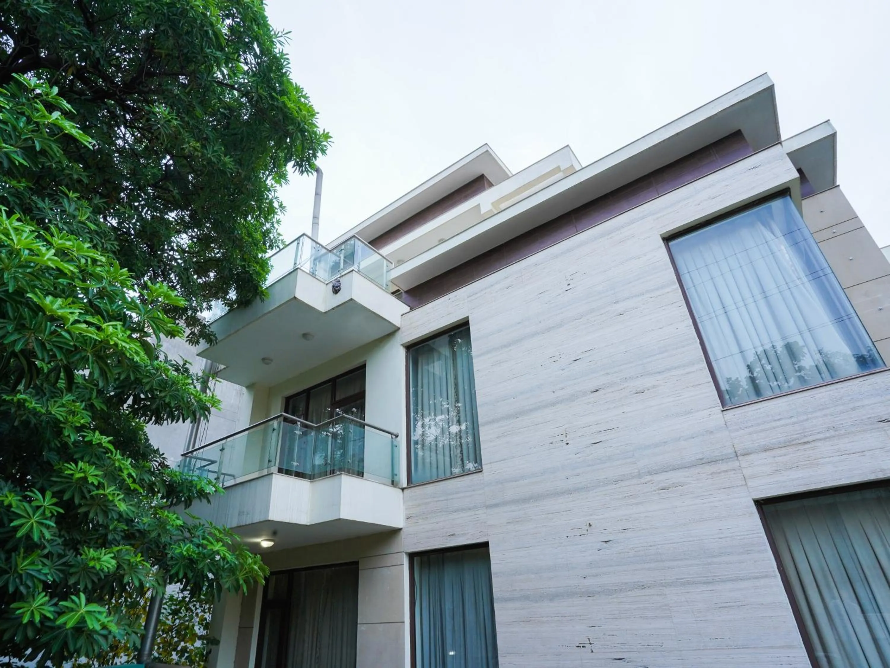 Property building in Lime Tree Hotel Sushant Lok Gurgaon Sector 29 Next to IFFCO CHOWK metro