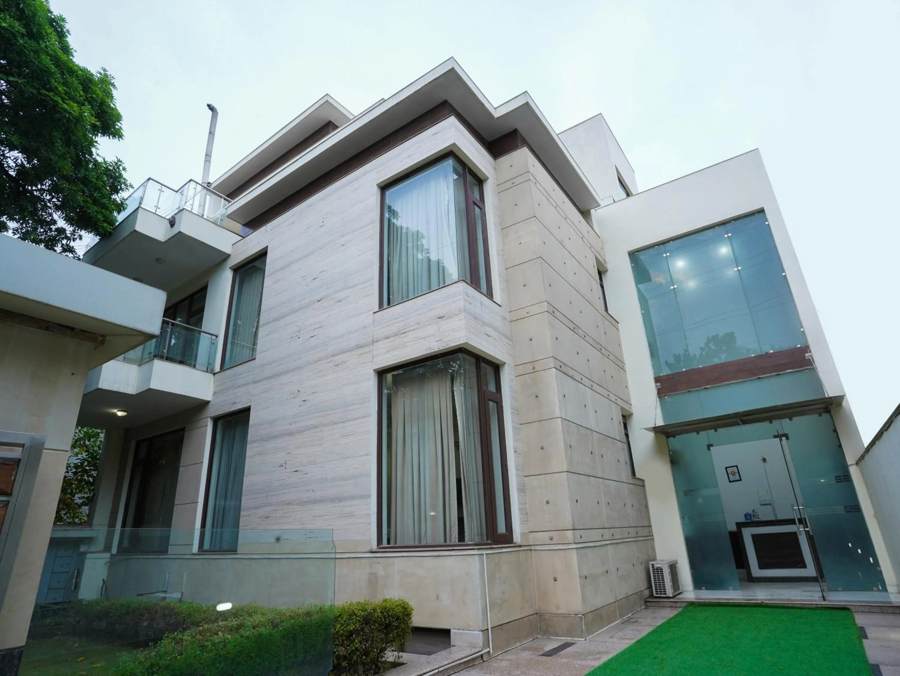 Property building in Lime Tree Hotel Sushant Lok Gurgaon Sector 29 Next to IFFCO CHOWK metro