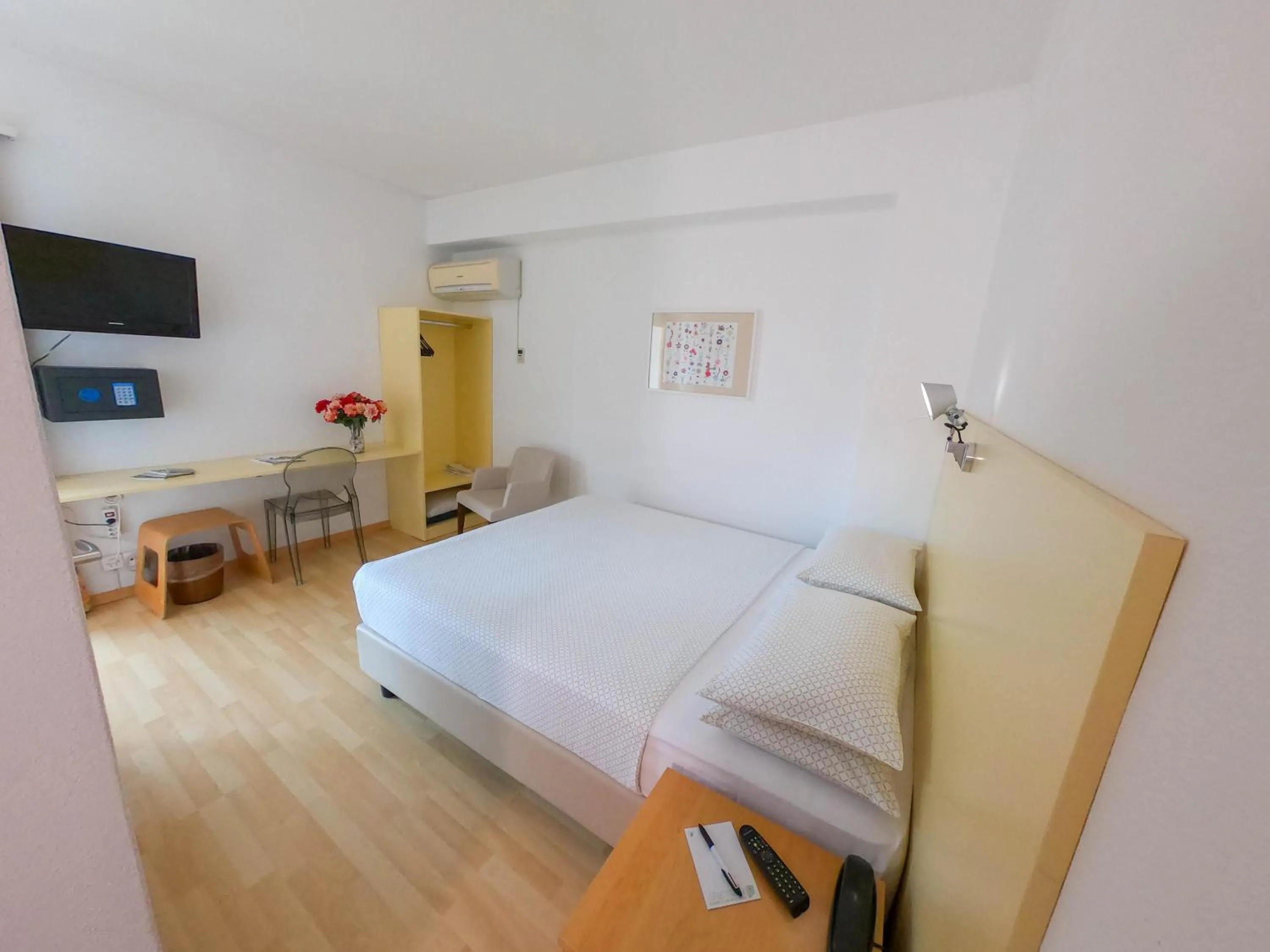 Bedroom, Bed in Colorado Hotel