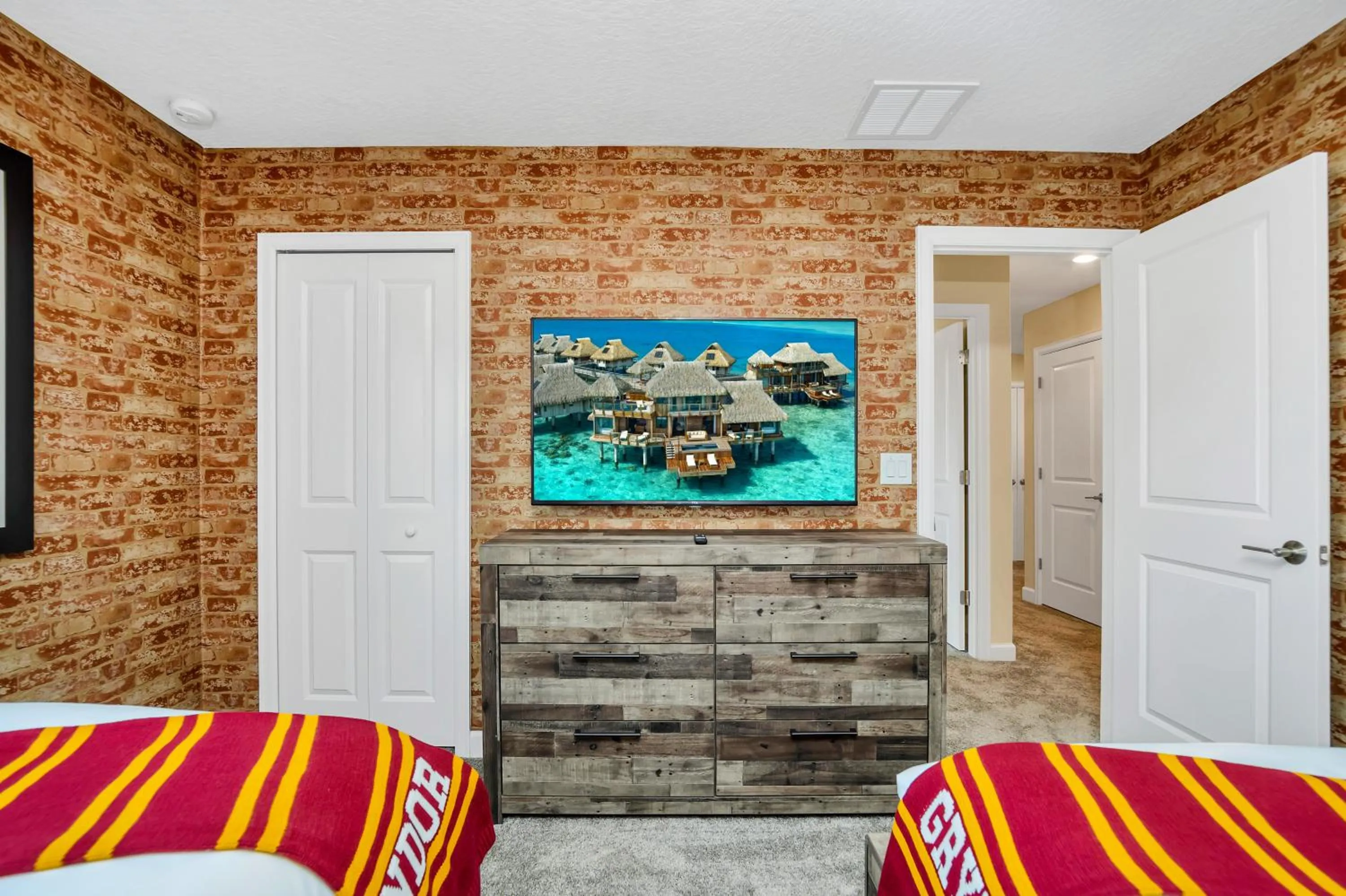 Bed in LARGE Villa, Private PoolGAME ROOMMovie Theater
