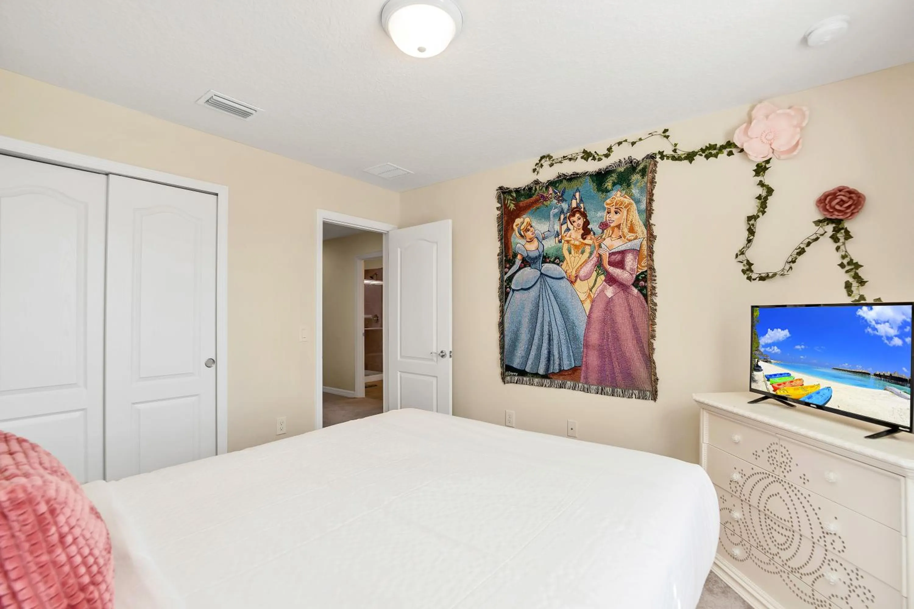 Bed in Private Villa wPool, BBQ,FREE Water Park Access