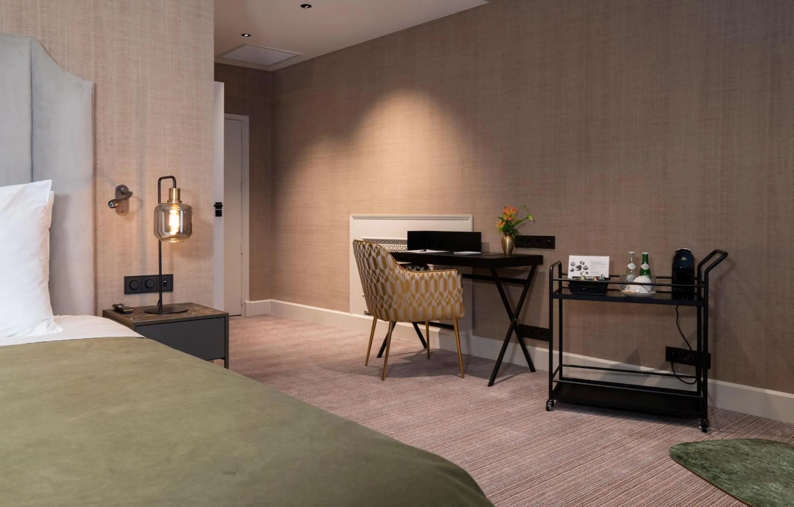 Coffee/tea facilities, Bed in Poorter Boutique Hotel Brielle