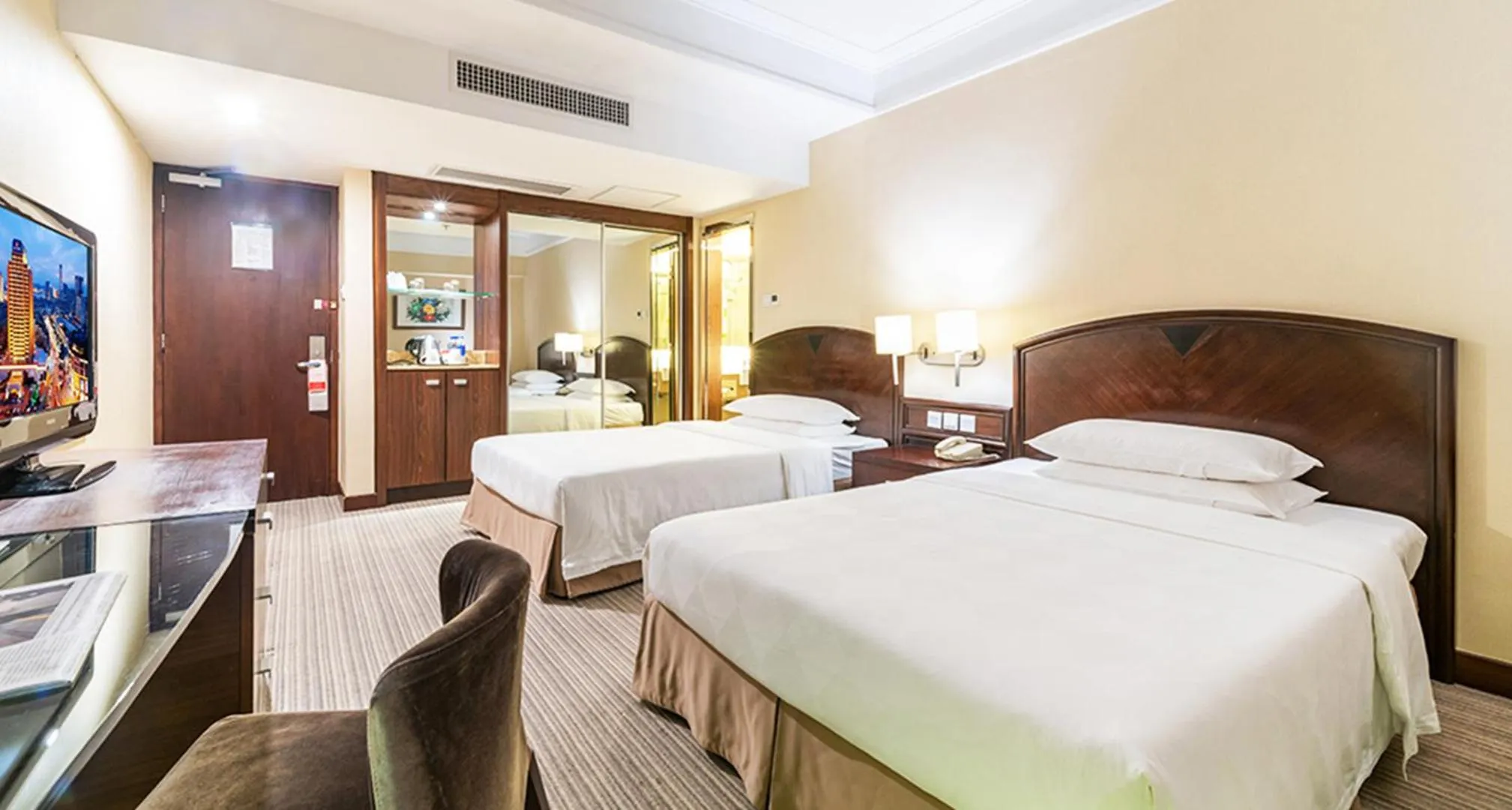 Photo of the whole room, Bed in Millennium Harbourview Hotel Xiamen