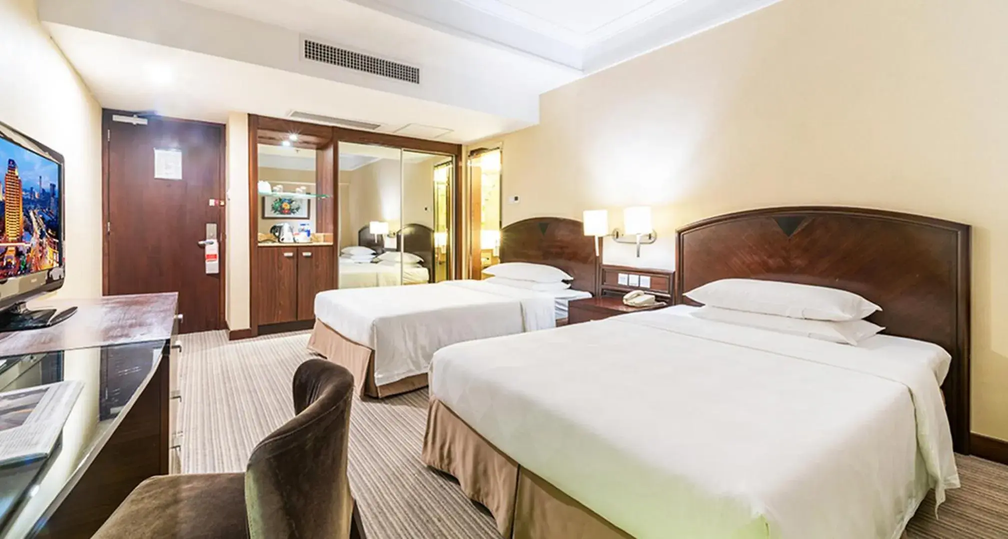 Photo of the whole room, Bed in Millennium Harbourview Hotel Xiamen-Near Metro Station & Zhongshan Road Photo of the whole room, Bed in Millennium Harbourview Hotel Xiamen-Near Metro Station & Zhongshan Road