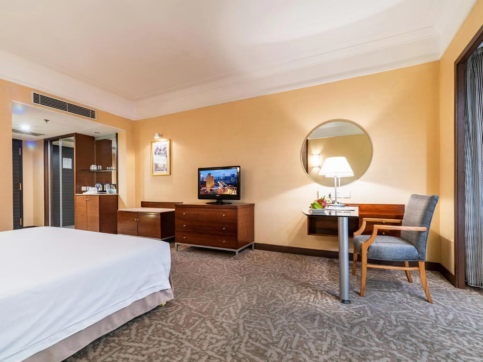 Photo of the whole room, Bed in Millennium Harbourview Hotel Xiamen