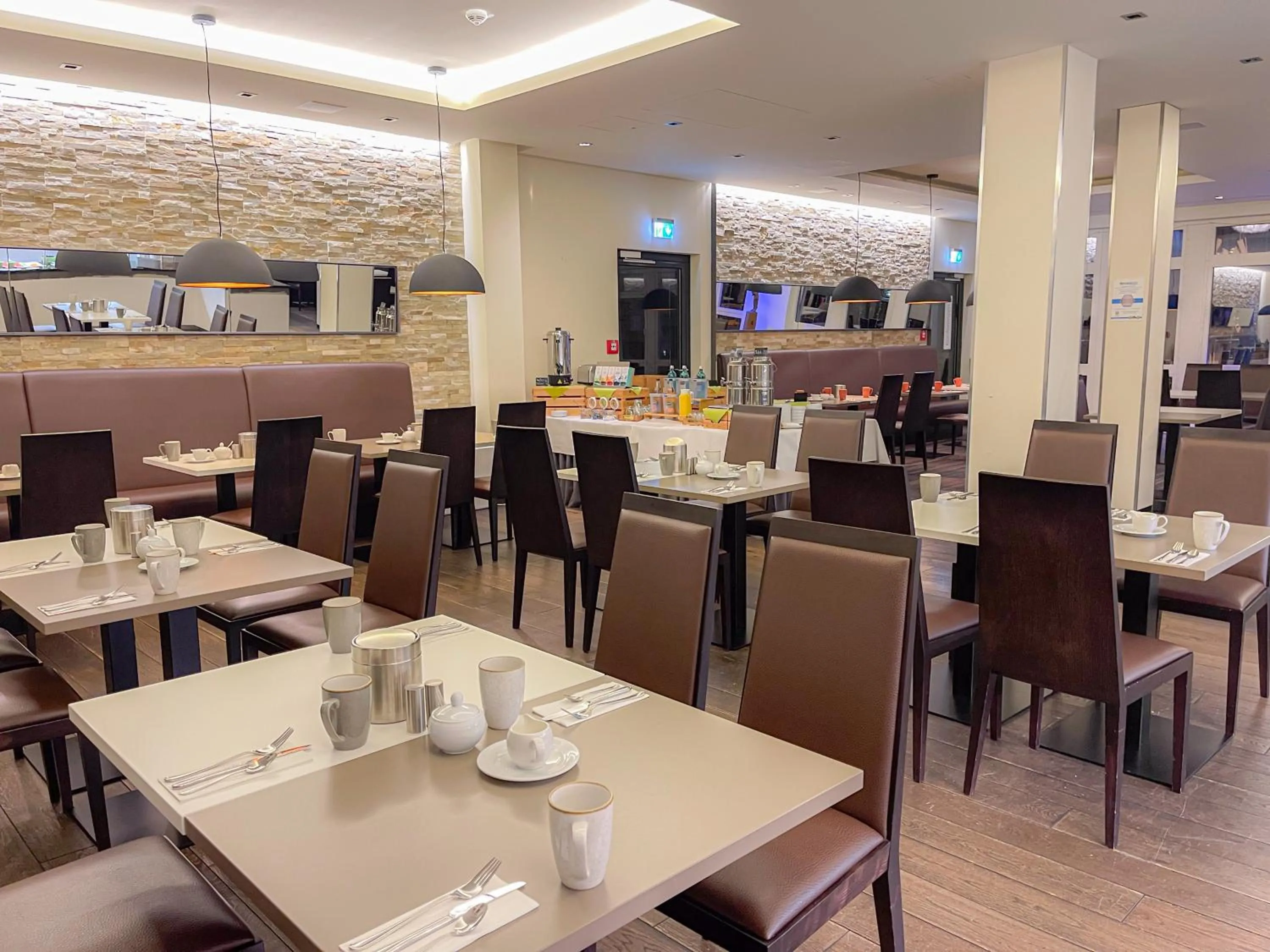 Restaurant/places to eat in Willow Hotel Restaurant
