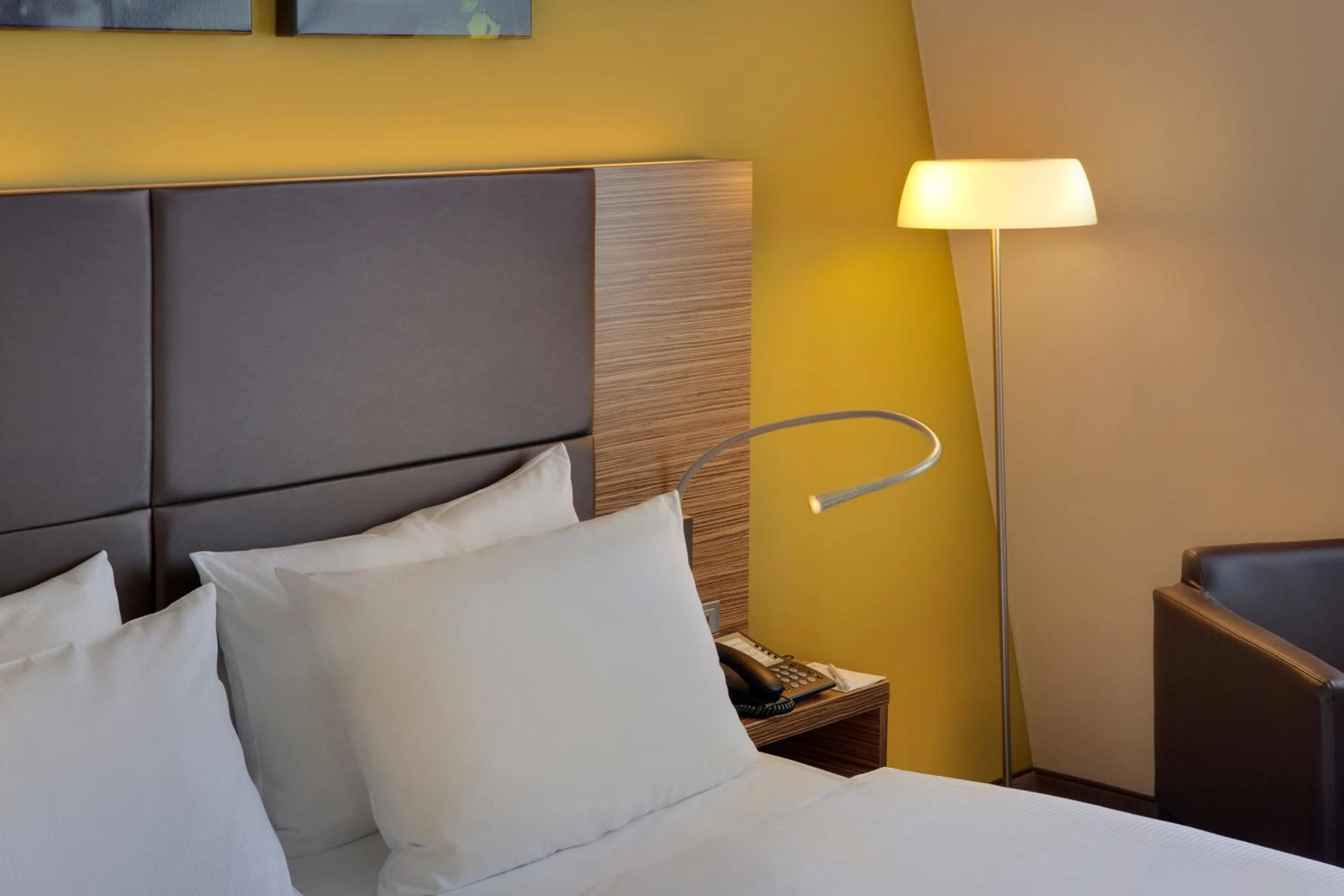 Bedroom, Bed in Willow Hotel Restaurant